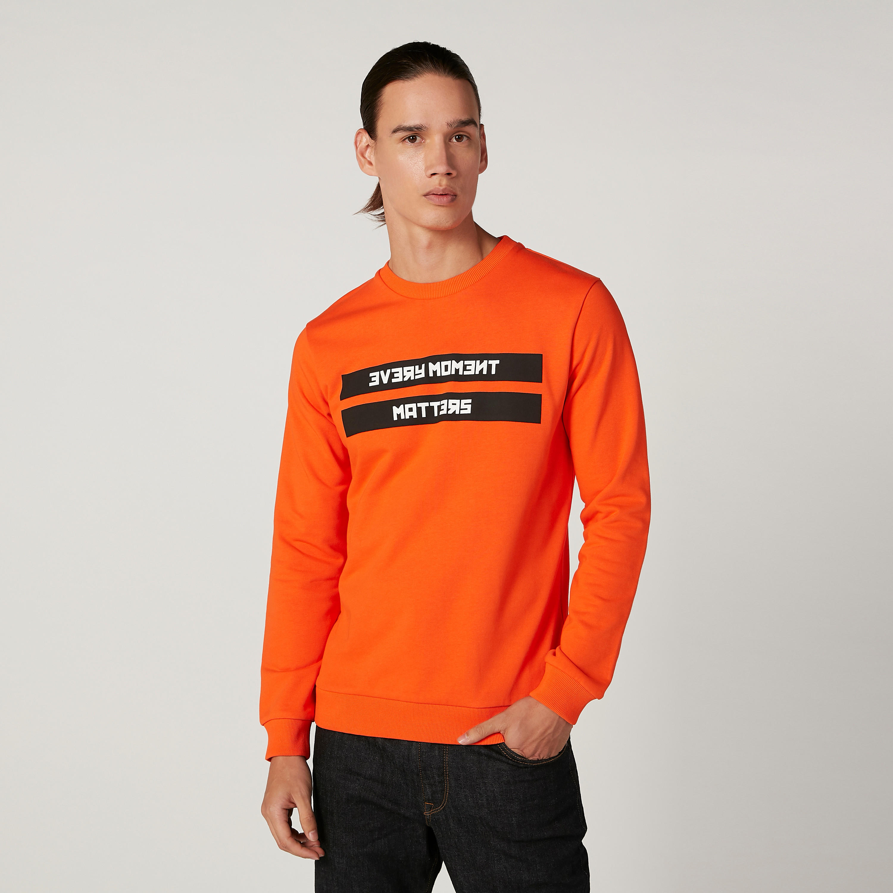 سويت شيرت مستدام بياقة ضيّقة وأكمام طويلة وطبعات-men-winterwear-hoodiesandsweatshirts-image-1