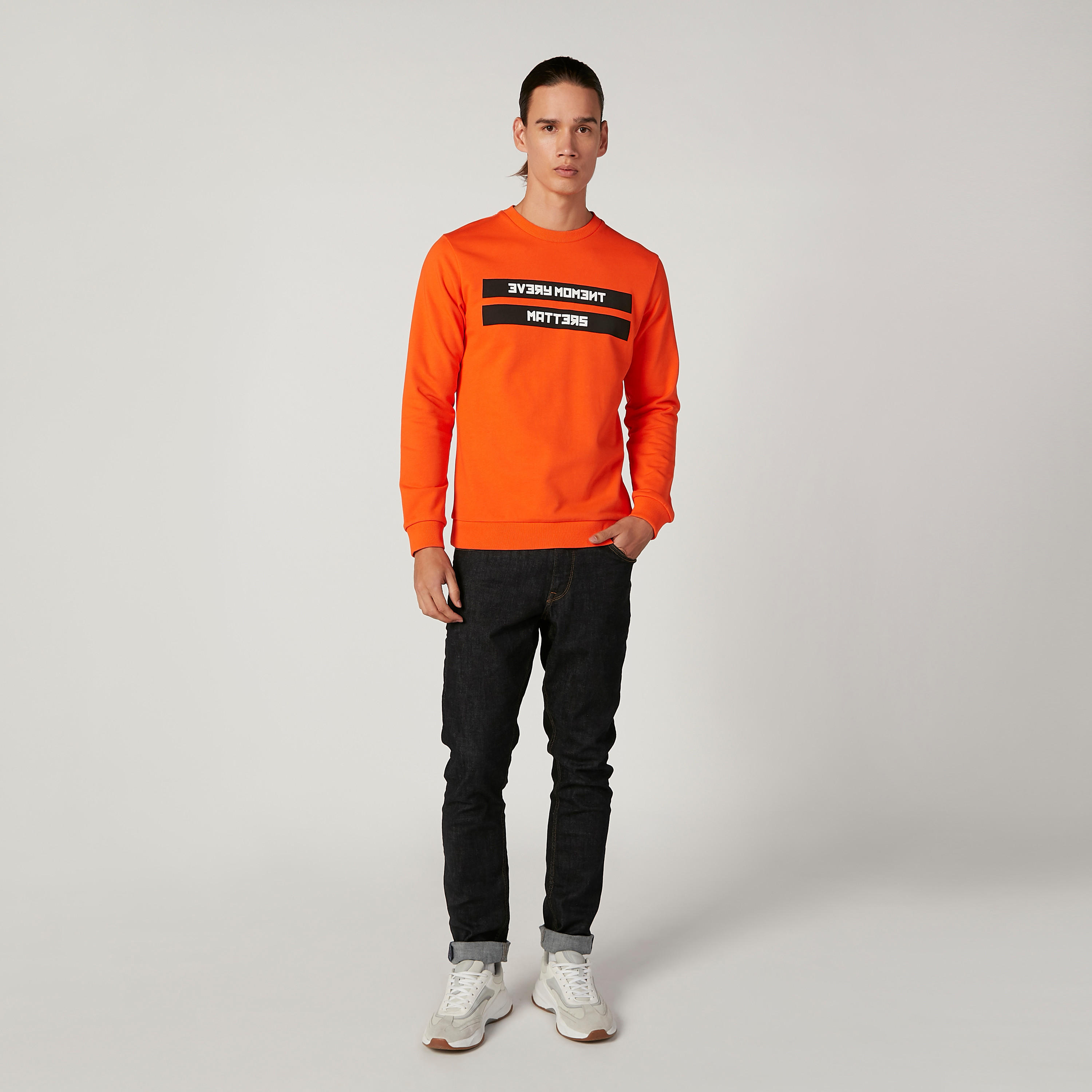 سويت شيرت مستدام بياقة ضيّقة وأكمام طويلة وطبعات-men-winterwear-hoodiesandsweatshirts-image-2