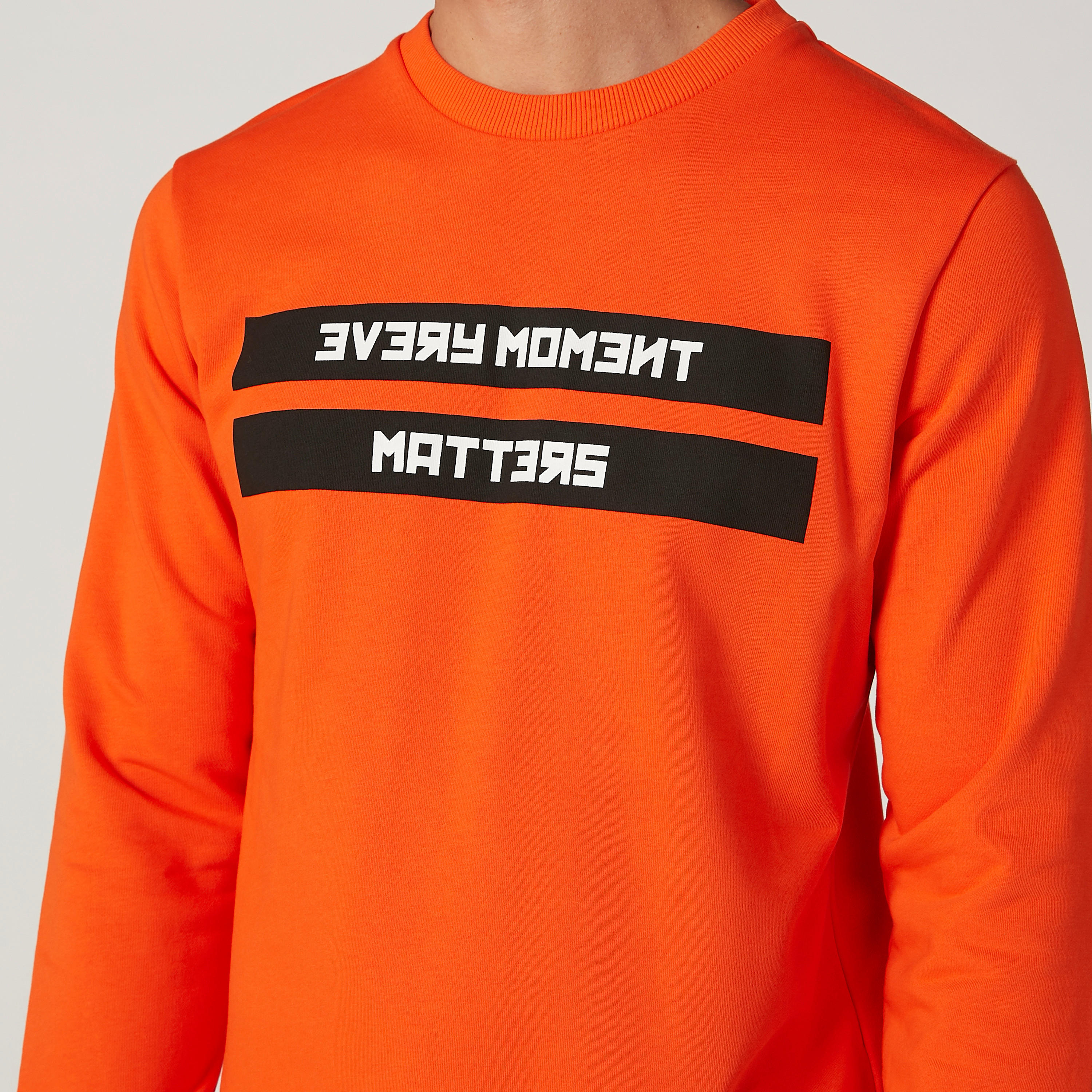 سويت شيرت مستدام بياقة ضيّقة وأكمام طويلة وطبعات-men-winterwear-hoodiesandsweatshirts-image-3