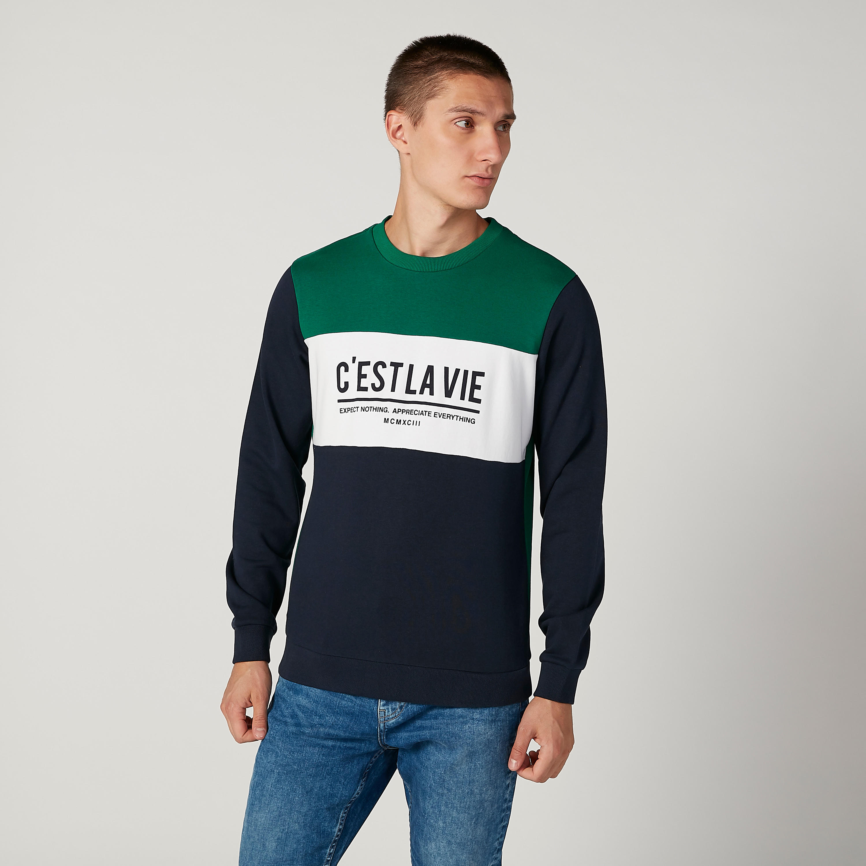 سويت شيرت مستدام بياقة ضيّقة وأكمام طويلة وطبعات -men-winterwear-hoodiesandsweatshirts-image-1