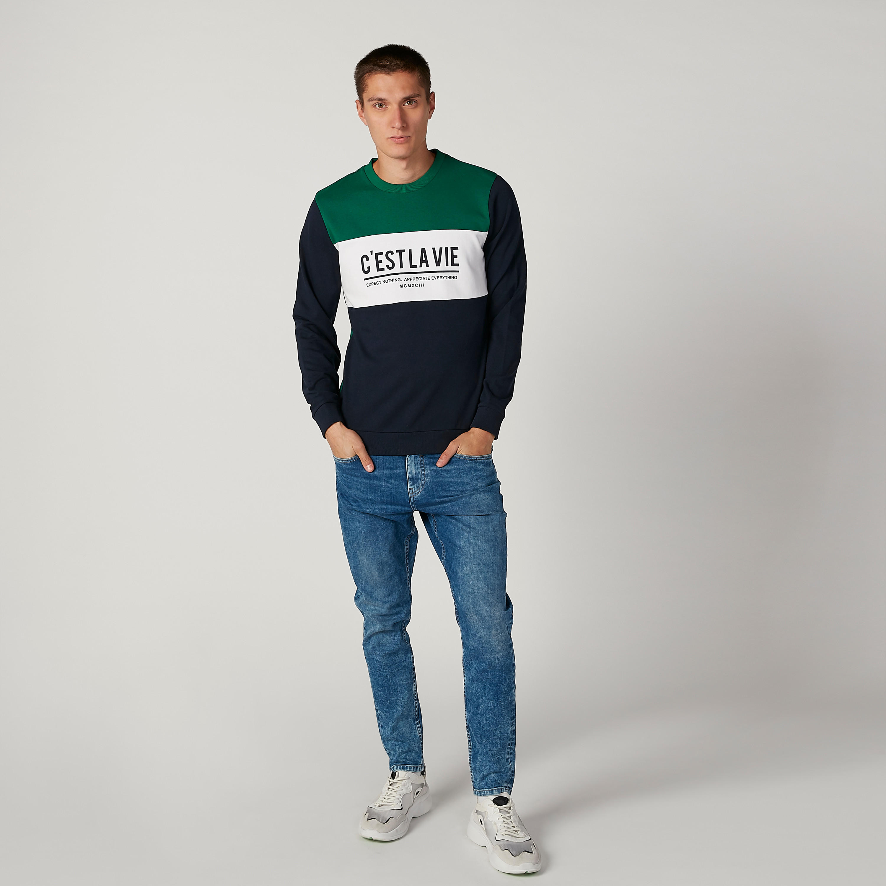 سويت شيرت مستدام بياقة ضيّقة وأكمام طويلة وطبعات -men-winterwear-hoodiesandsweatshirts-image-2