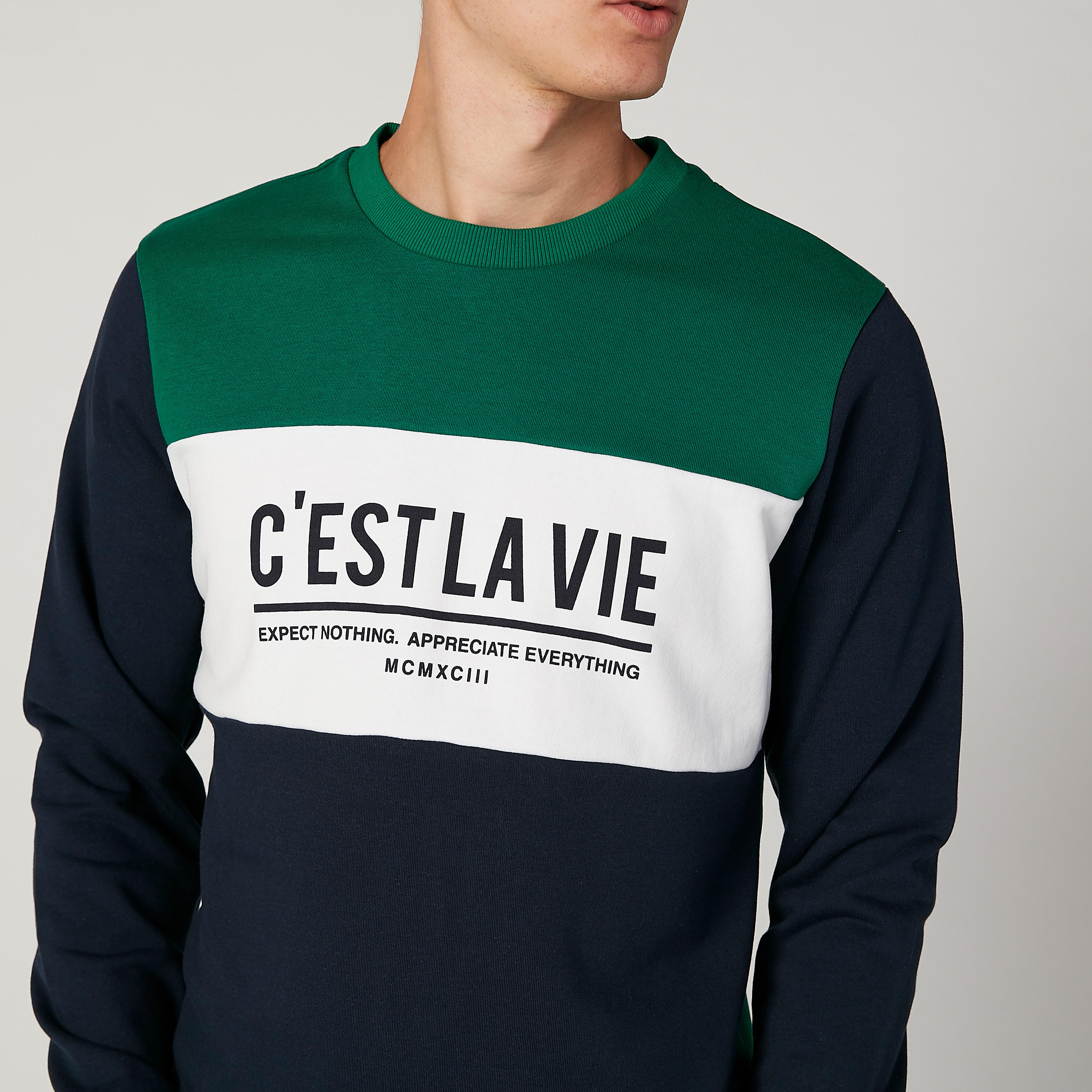 سويت شيرت مستدام بياقة ضيّقة وأكمام طويلة وطبعات -men-winterwear-hoodiesandsweatshirts-image-3
