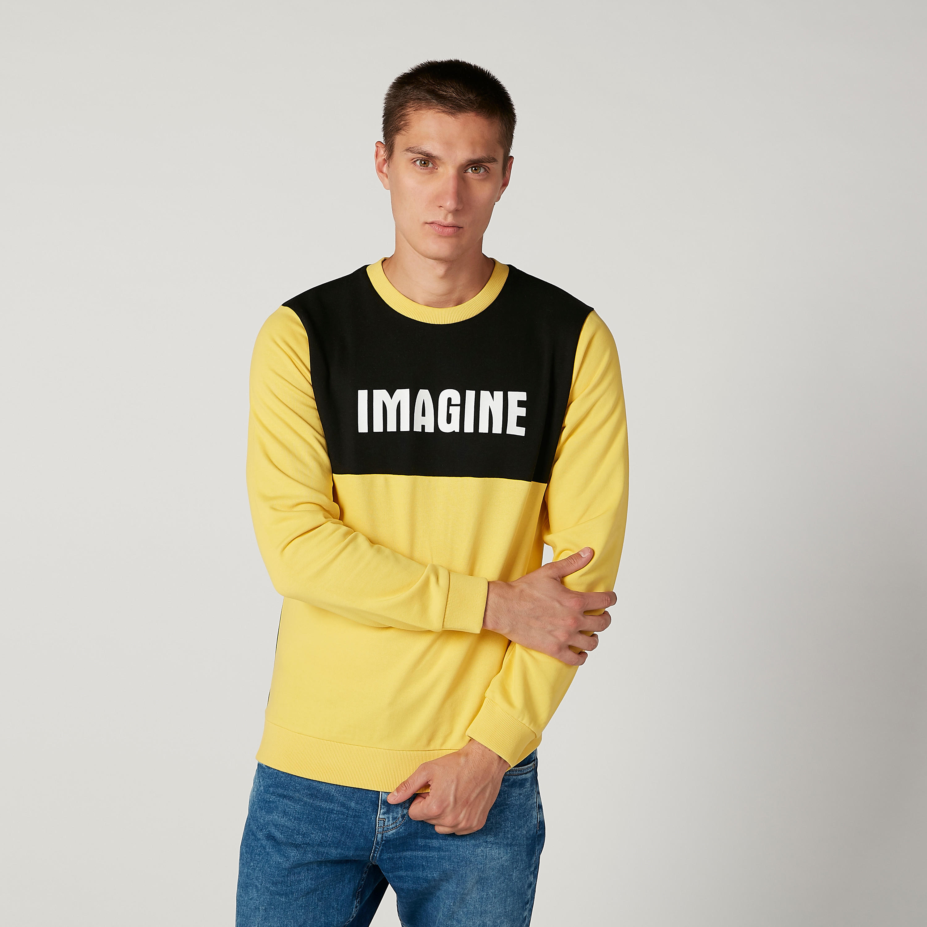سويت شيرت مستدام بياقة ضيّقة وأكمام طويلة وطبعات -men-winterwear-hoodiesandsweatshirts-image-1