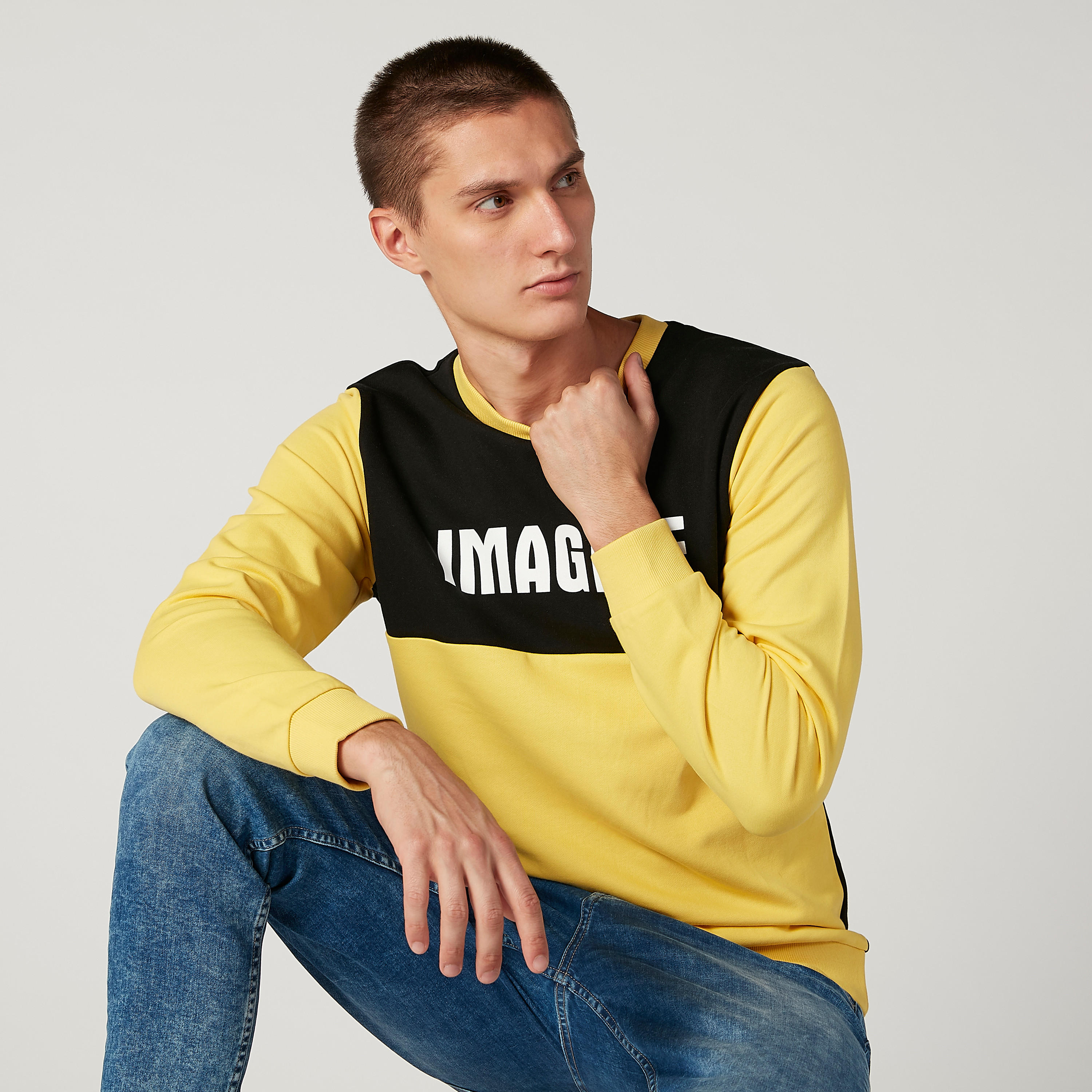 سويت شيرت مستدام بياقة ضيّقة وأكمام طويلة وطبعات -men-winterwear-hoodiesandsweatshirts-image-2