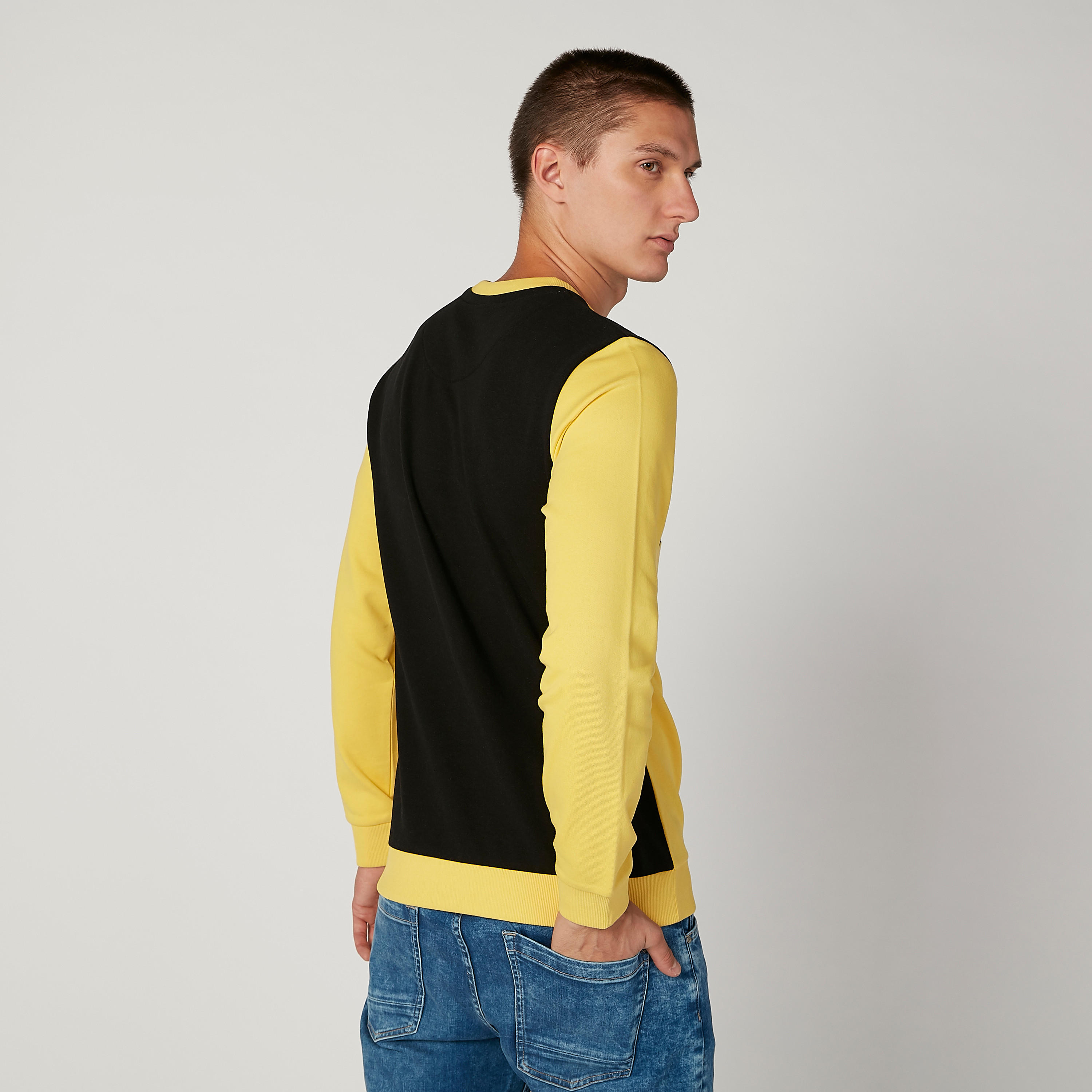 سويت شيرت مستدام بياقة ضيّقة وأكمام طويلة وطبعات -men-winterwear-hoodiesandsweatshirts-image-4