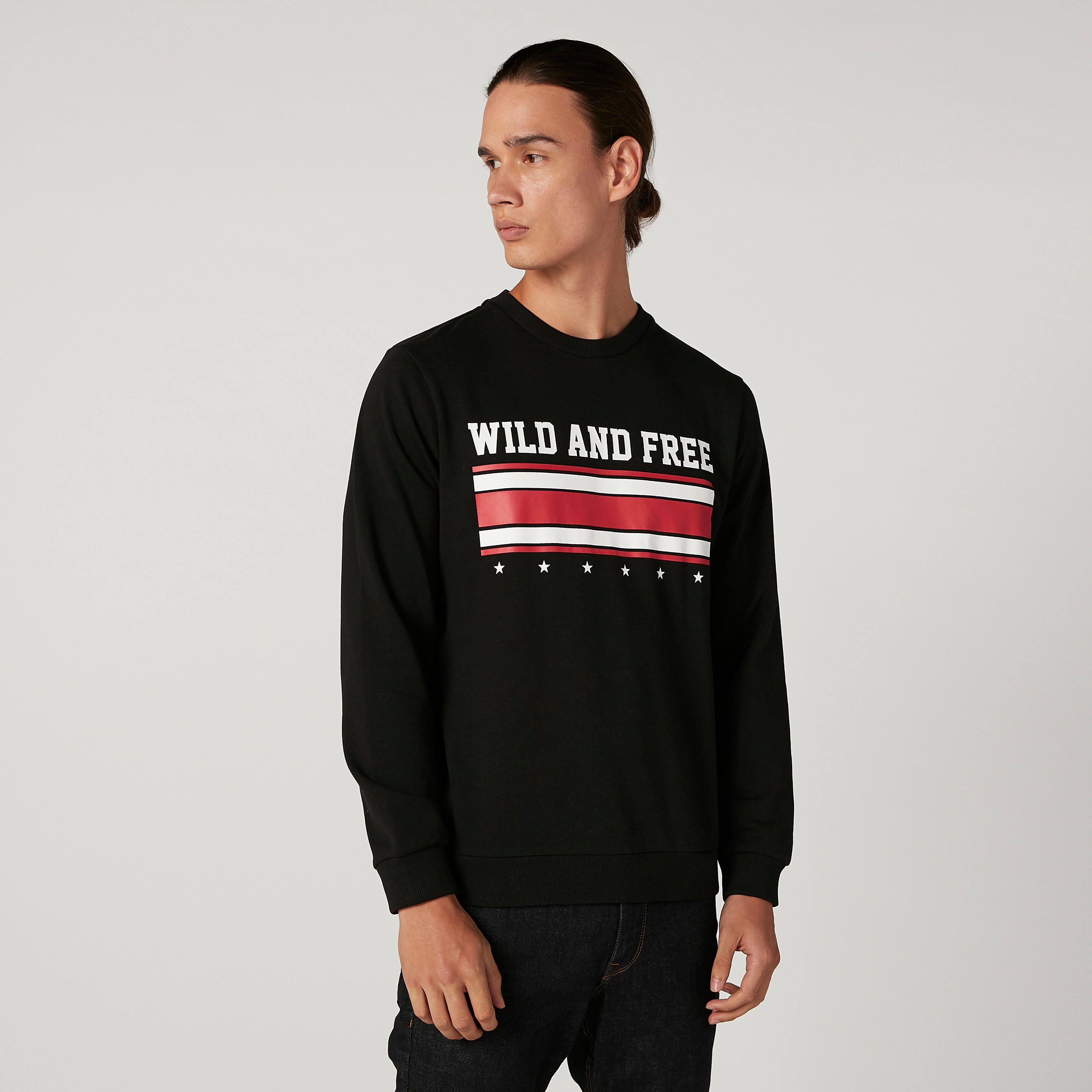 سويت شيرت مستدام بياقة ضيّقة وأكمام طويلة وطبعات -men-winterwear-hoodiesandsweatshirts-image-1