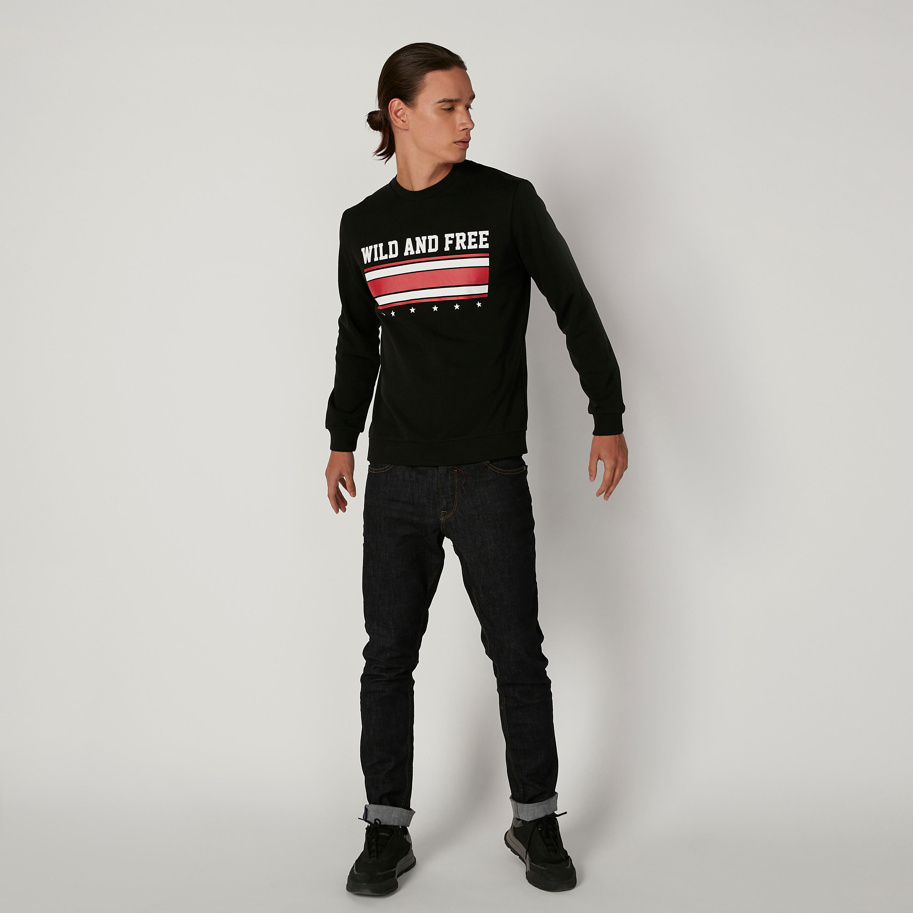 سويت شيرت مستدام بياقة ضيّقة وأكمام طويلة وطبعات -men-winterwear-hoodiesandsweatshirts-image-2