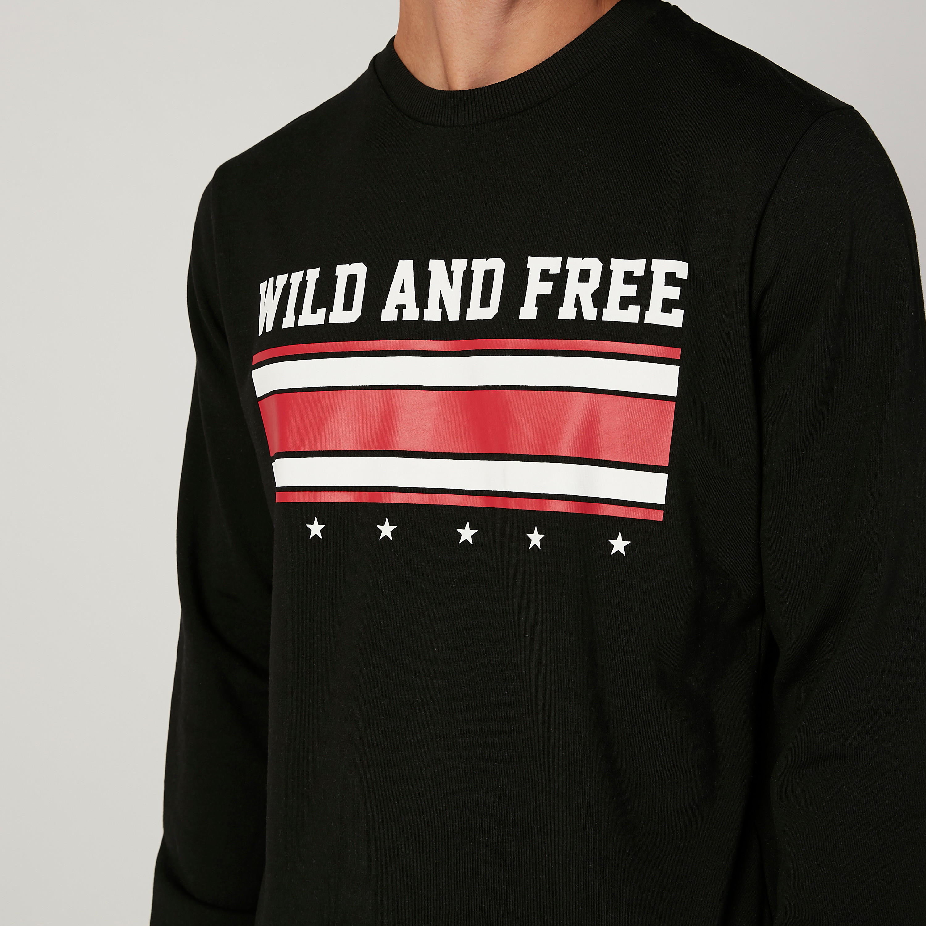 سويت شيرت مستدام بياقة ضيّقة وأكمام طويلة وطبعات -men-winterwear-hoodiesandsweatshirts-image-3