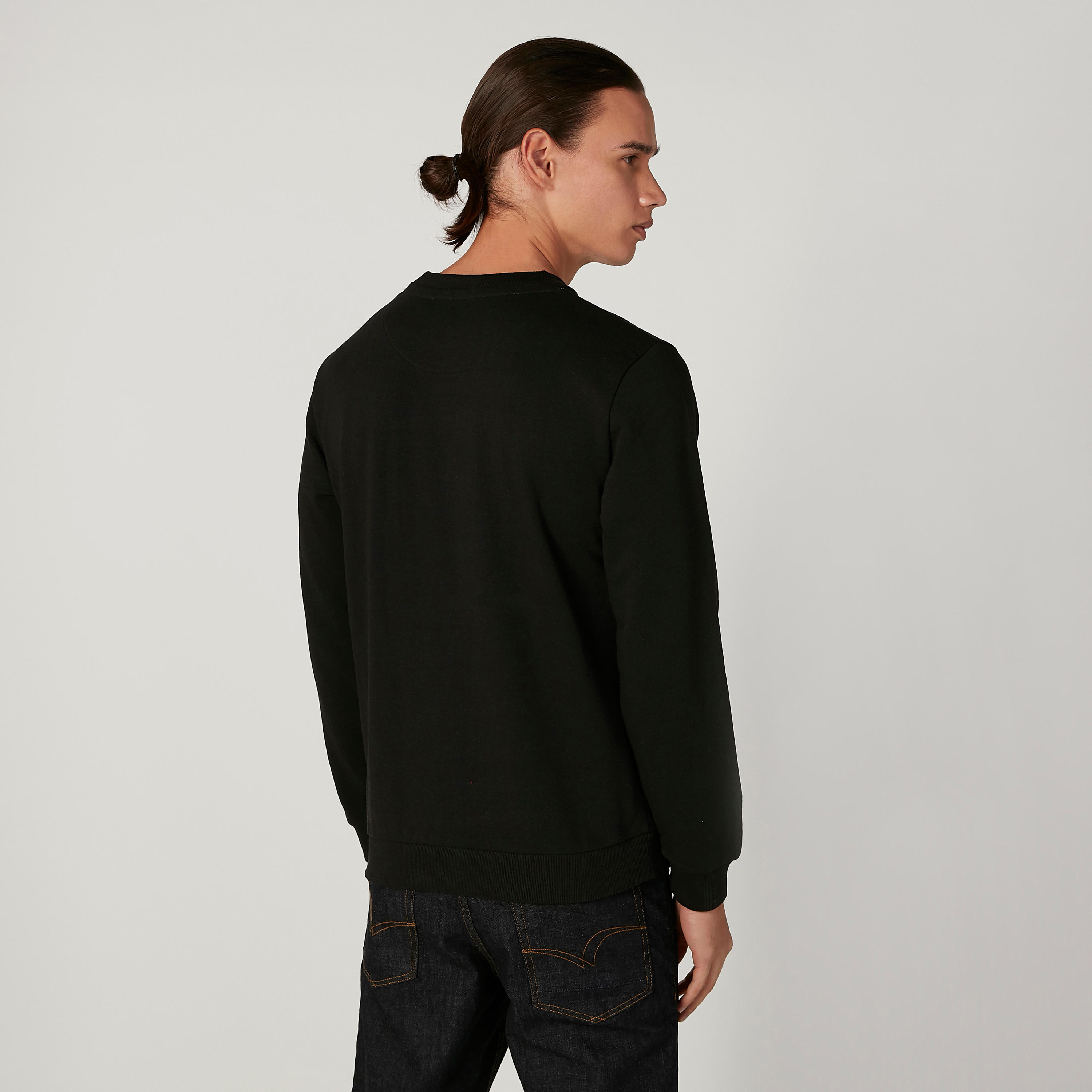 سويت شيرت مستدام بياقة ضيّقة وأكمام طويلة وطبعات -men-winterwear-hoodiesandsweatshirts-image-4