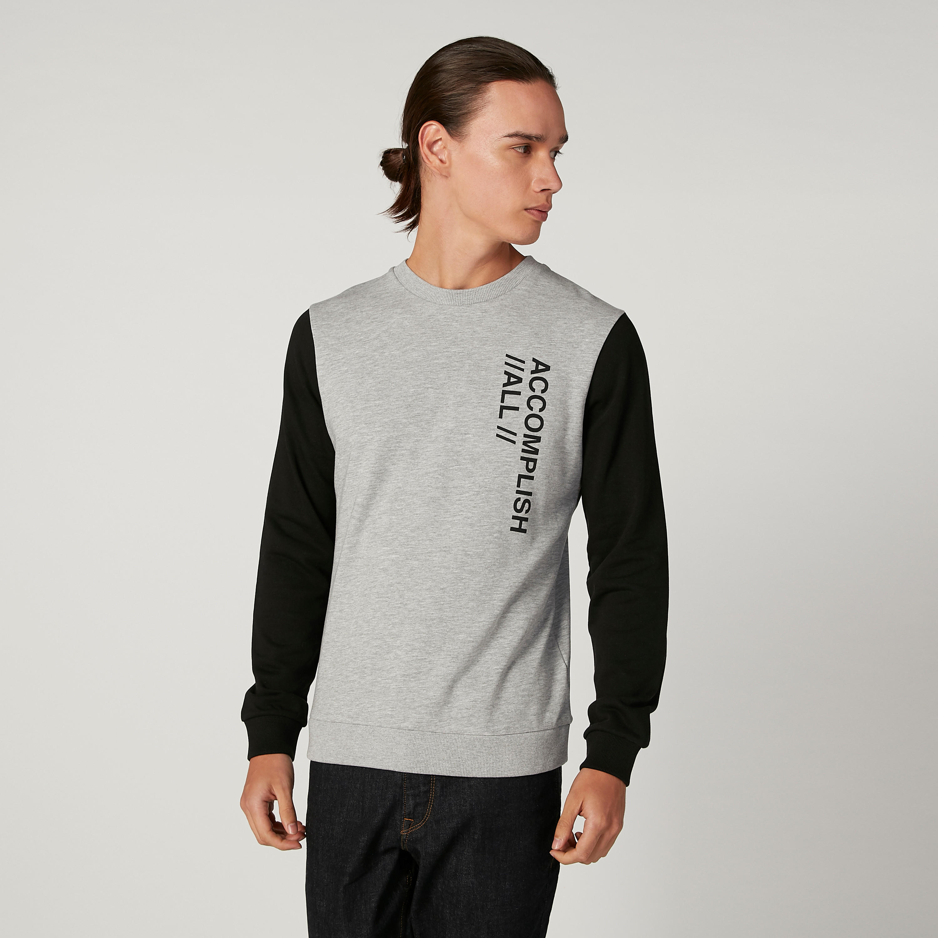سويت شيرت مستدام بياقة ضيّقة وأكمام طويلة وطبعات -men-winterwear-hoodiesandsweatshirts-image-1