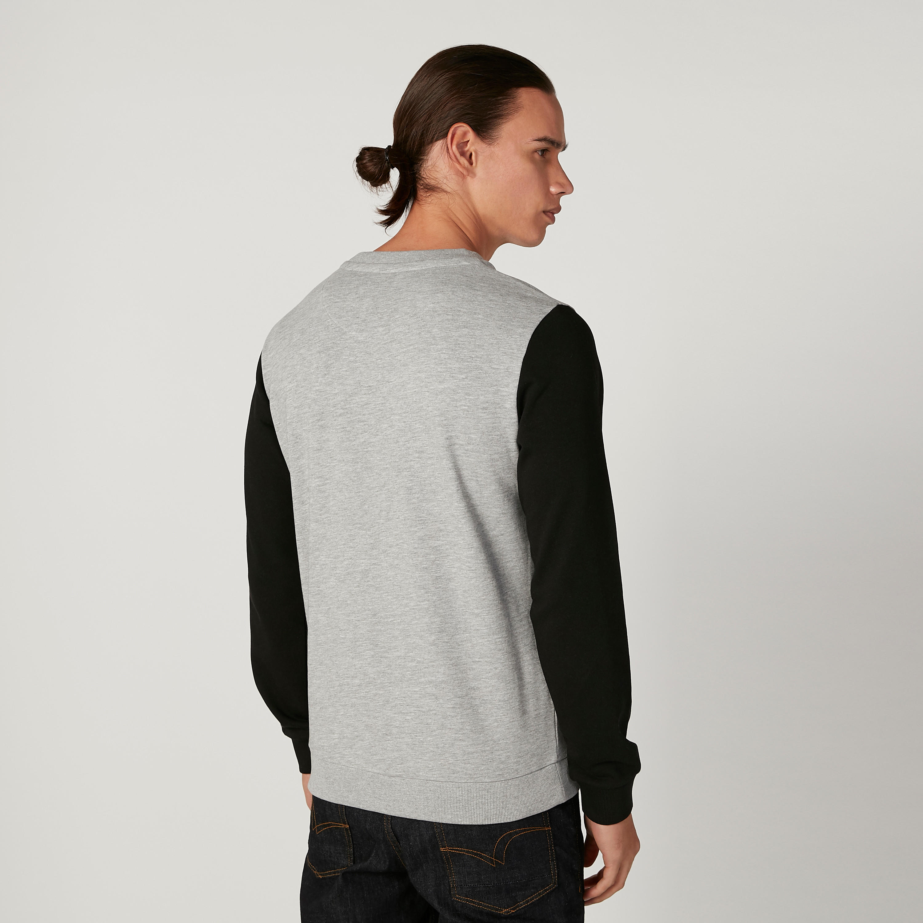 سويت شيرت مستدام بياقة ضيّقة وأكمام طويلة وطبعات -men-winterwear-hoodiesandsweatshirts-image-4