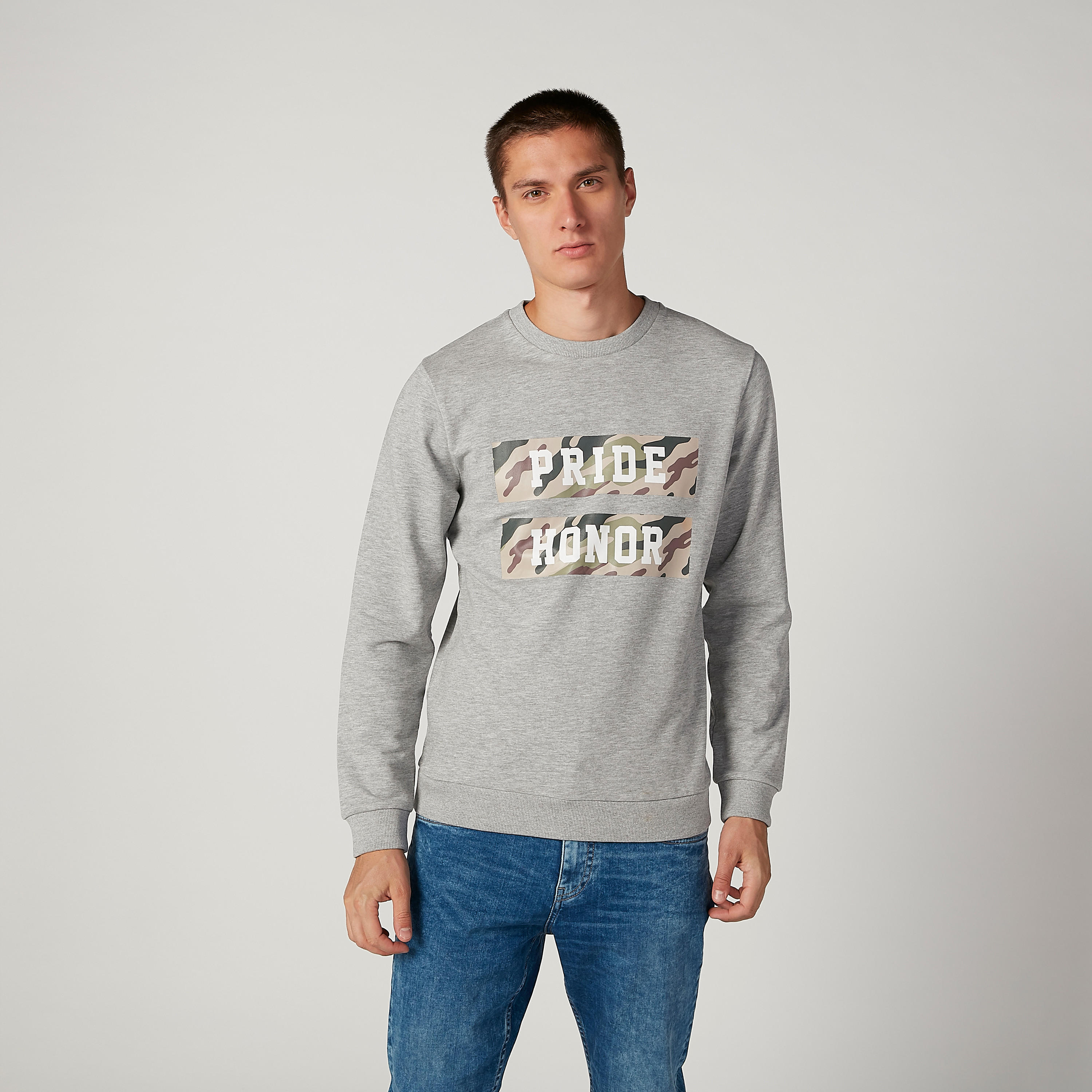 سويت شيرت مستدام بياقة ضيّقة وأكمام طويلة وطبعات -men-winterwear-hoodiesandsweatshirts-image-1