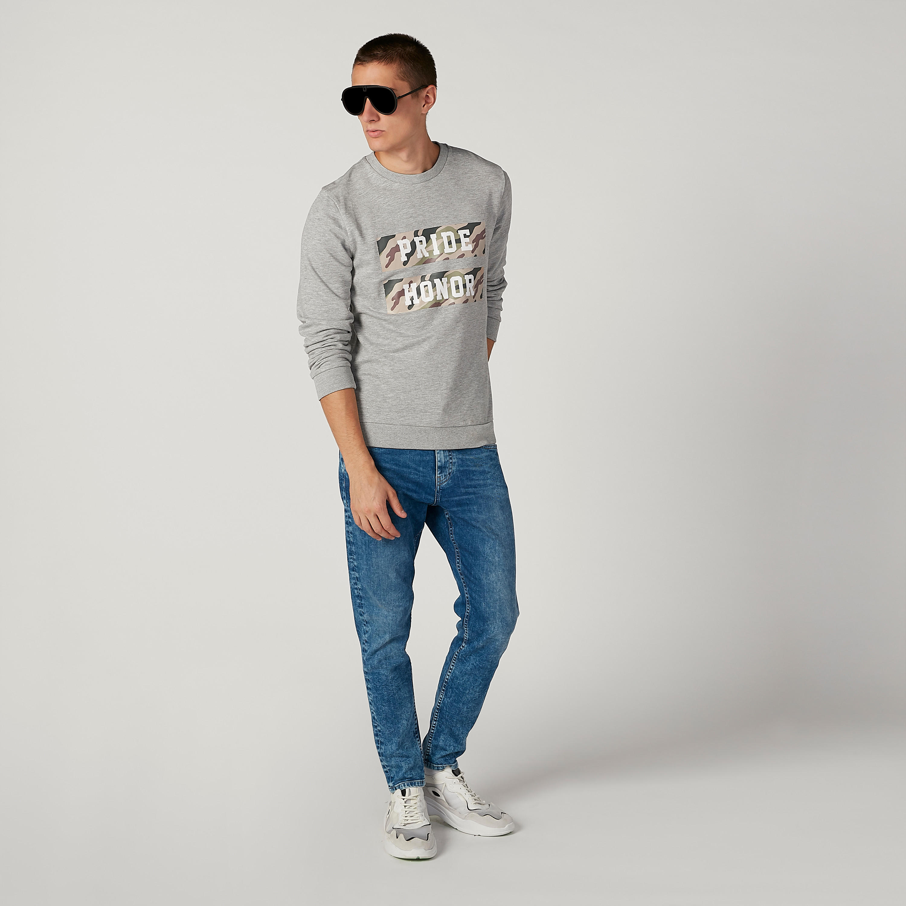 سويت شيرت مستدام بياقة ضيّقة وأكمام طويلة وطبعات -men-winterwear-hoodiesandsweatshirts-image-2