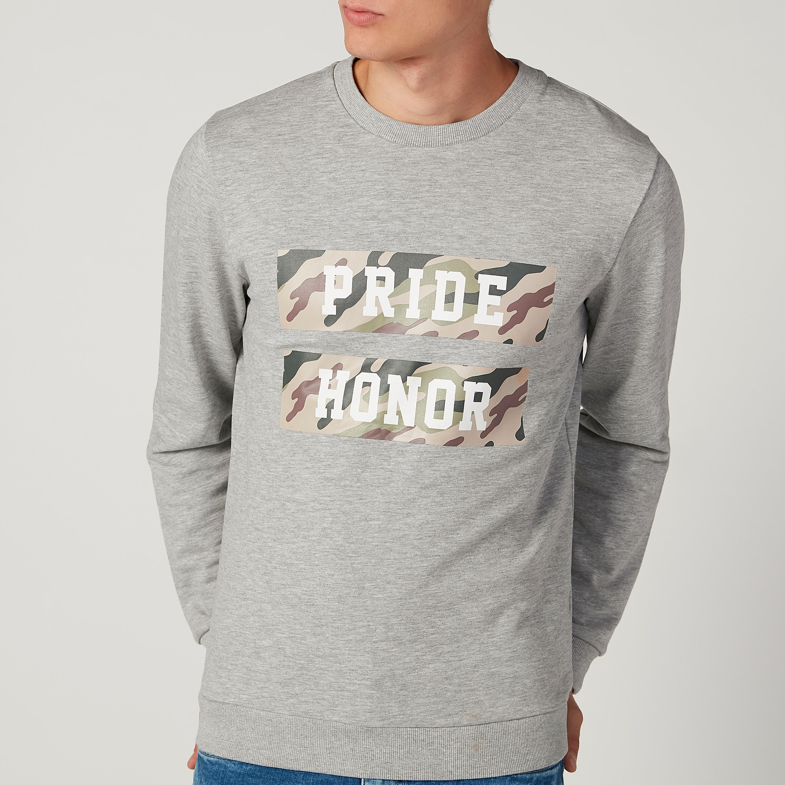 سويت شيرت مستدام بياقة ضيّقة وأكمام طويلة وطبعات -men-winterwear-hoodiesandsweatshirts-image-3