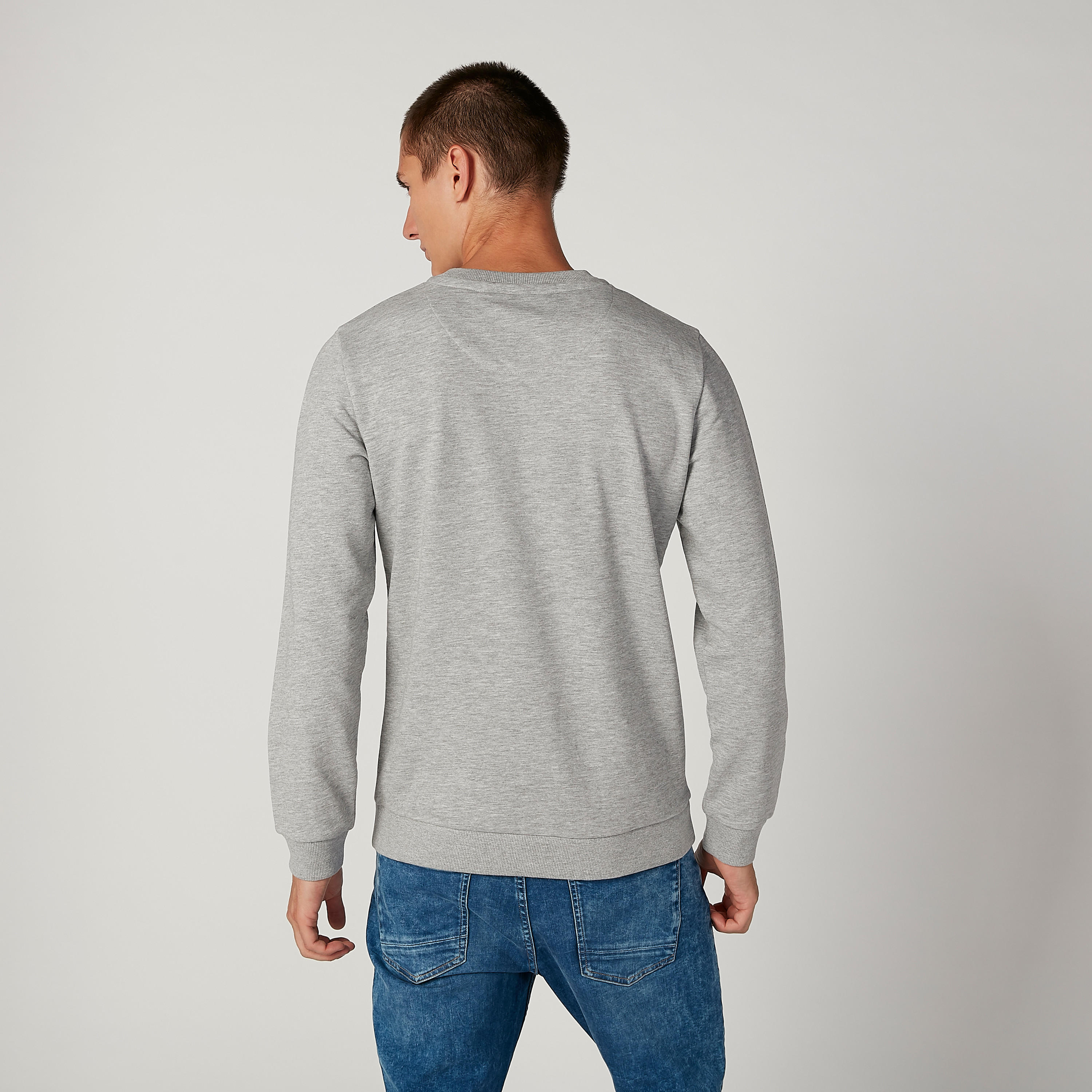 سويت شيرت مستدام بياقة ضيّقة وأكمام طويلة وطبعات -men-winterwear-hoodiesandsweatshirts-image-4