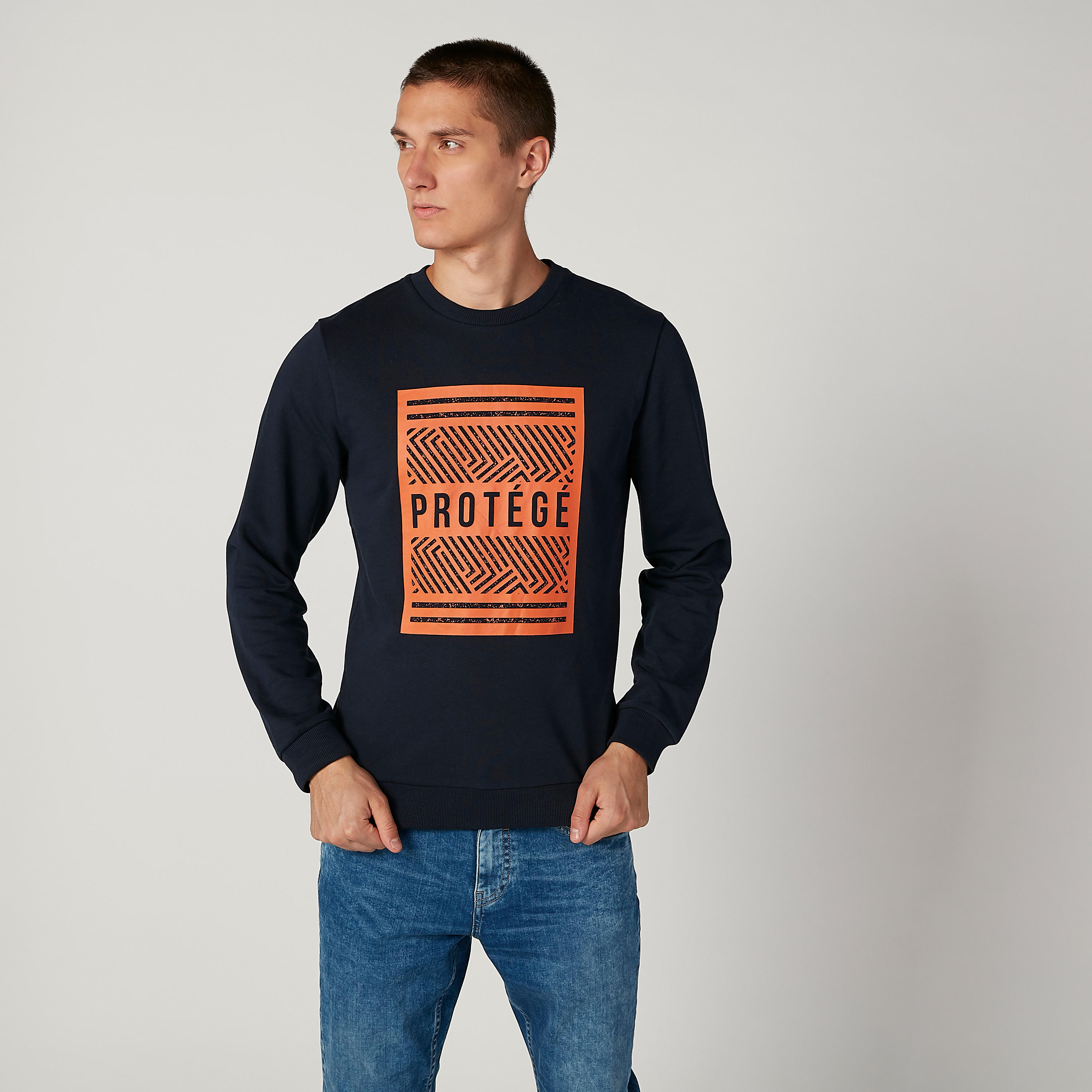 سويت شيرت مستدام بياقة ضيّقة وأكمام طويلة وطبعات -men-winterwear-hoodiesandsweatshirts-image-1