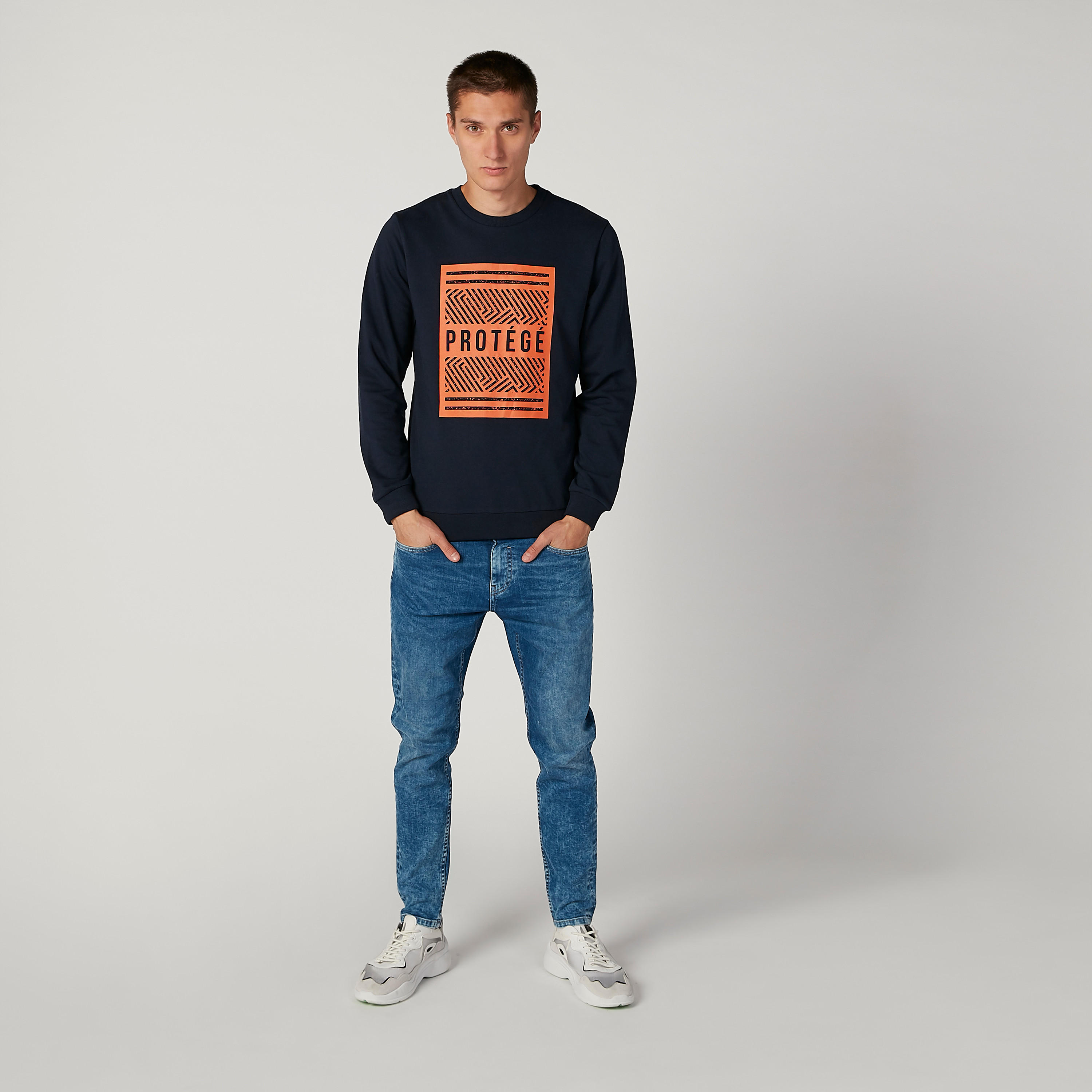 سويت شيرت مستدام بياقة ضيّقة وأكمام طويلة وطبعات -men-winterwear-hoodiesandsweatshirts-image-2