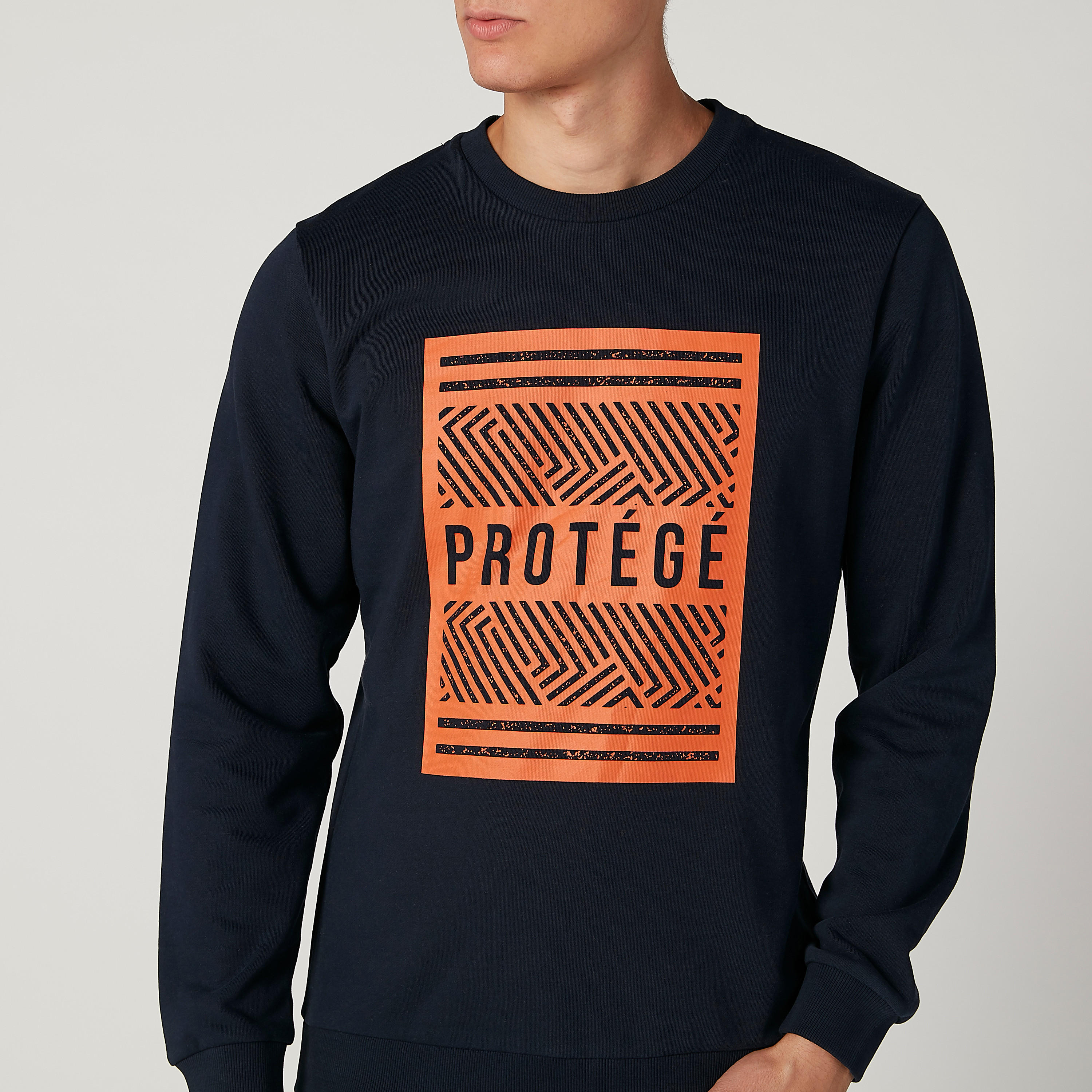 سويت شيرت مستدام بياقة ضيّقة وأكمام طويلة وطبعات -men-winterwear-hoodiesandsweatshirts-image-3