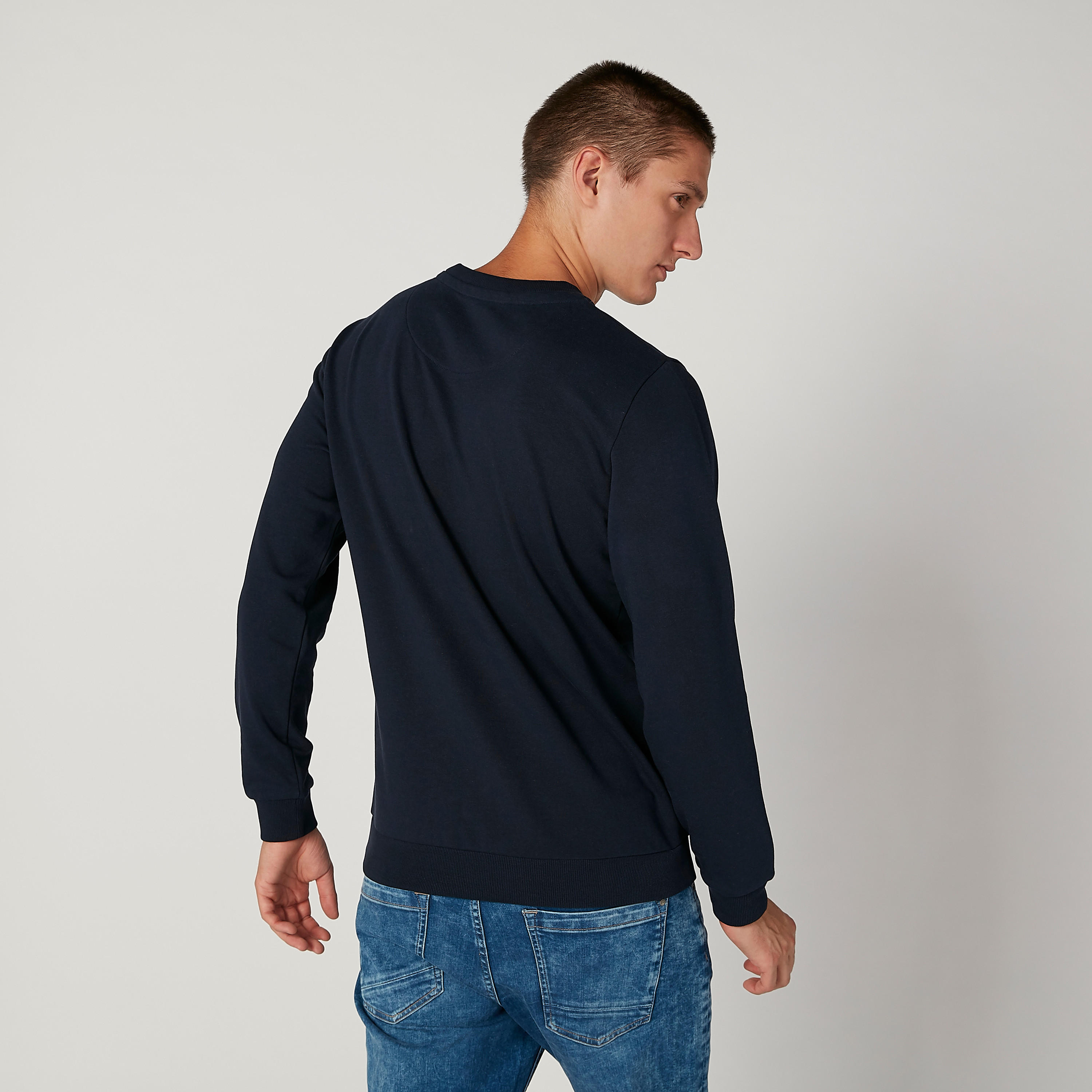 سويت شيرت مستدام بياقة ضيّقة وأكمام طويلة وطبعات -men-winterwear-hoodiesandsweatshirts-image-4