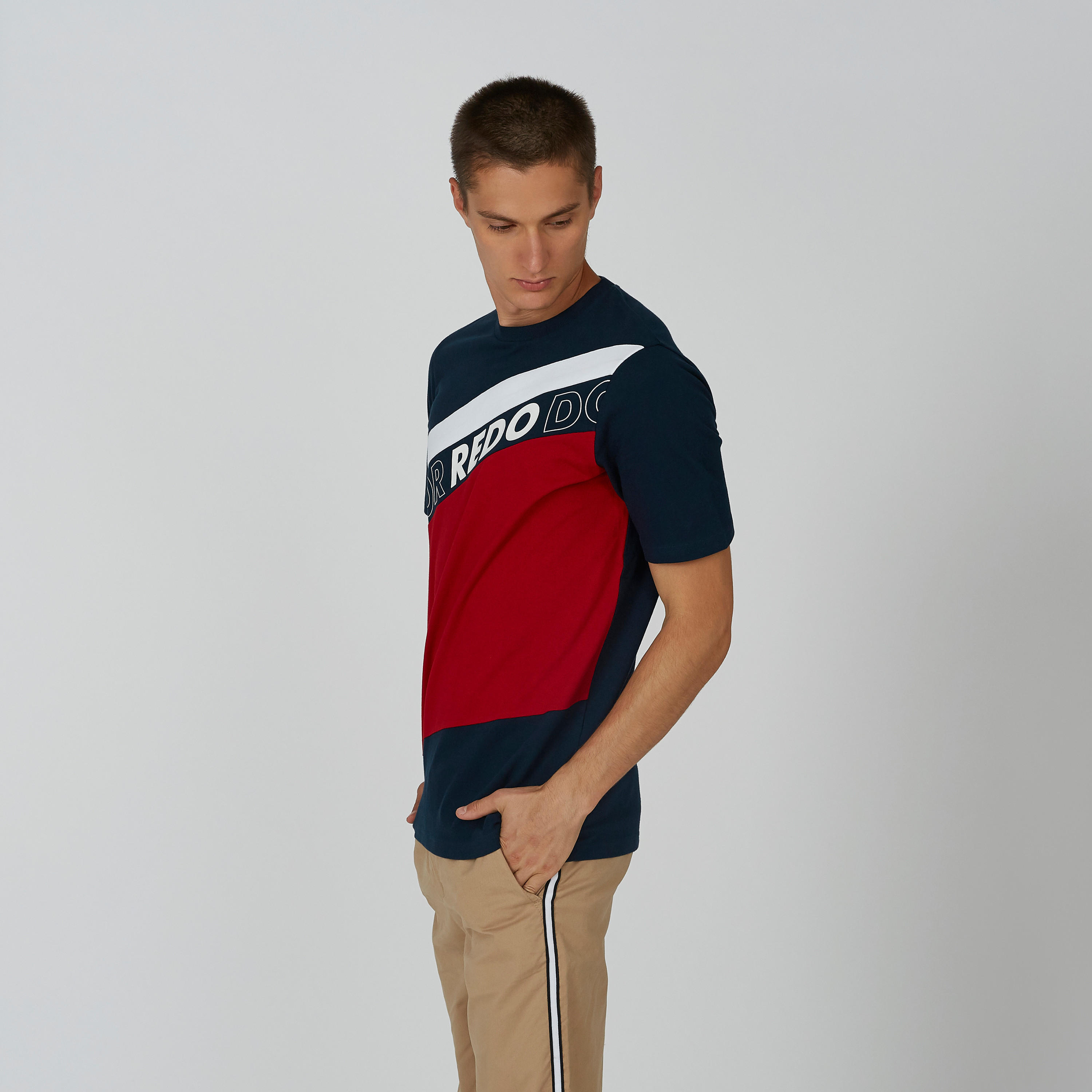 تي شيرت بطبعات وياقة ضيقة وأكمام قصيرة-men-clothing-tshirtsandpolos-tshirts-image-3