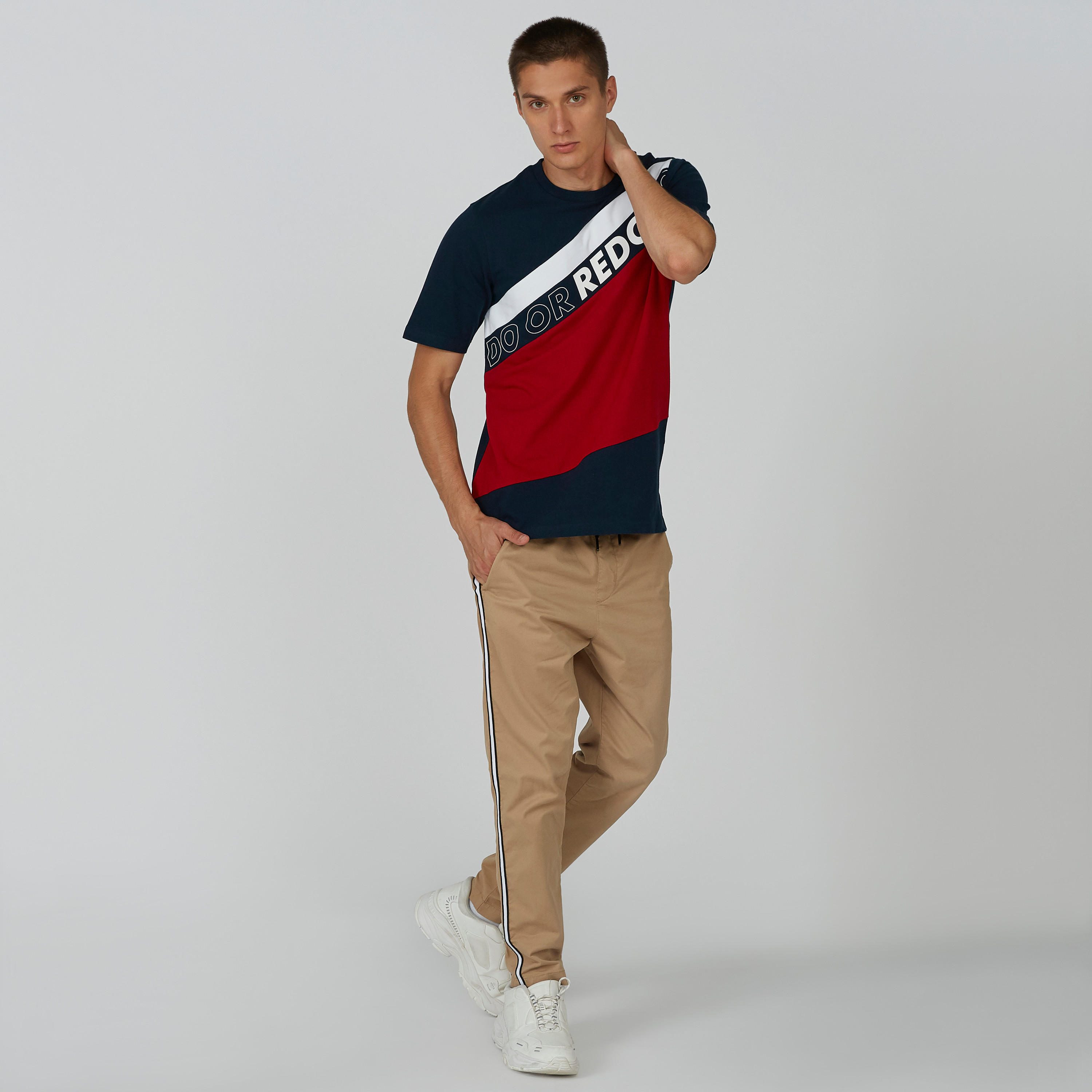 تي شيرت بطبعات وياقة ضيقة وأكمام قصيرة-men-clothing-tshirtsandpolos-tshirts-image-5