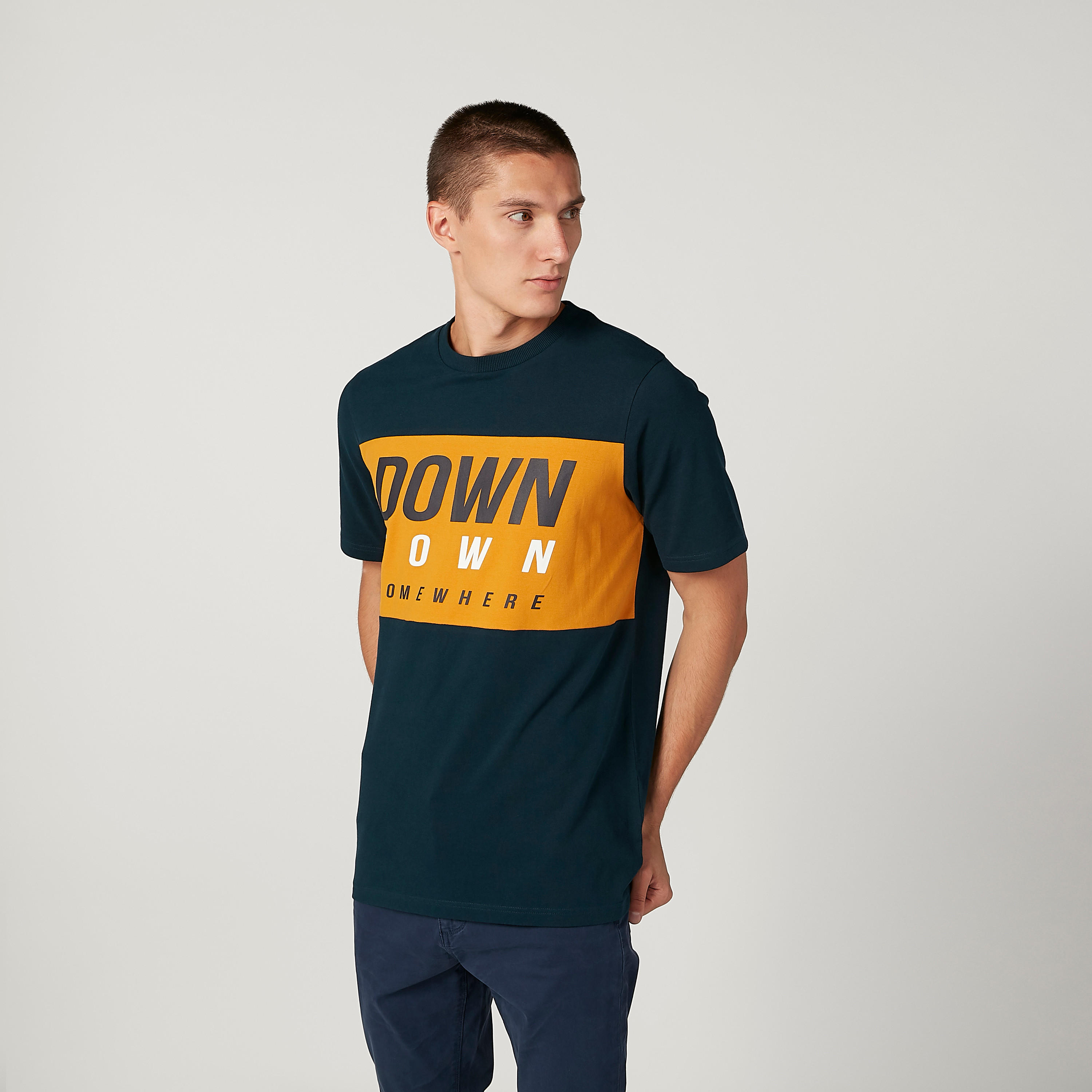 تيشيرت بياقة ضيّقة وأكمام قصيرة وطبعات-men-clothing-tshirtsandpolos-tshirts-image-4