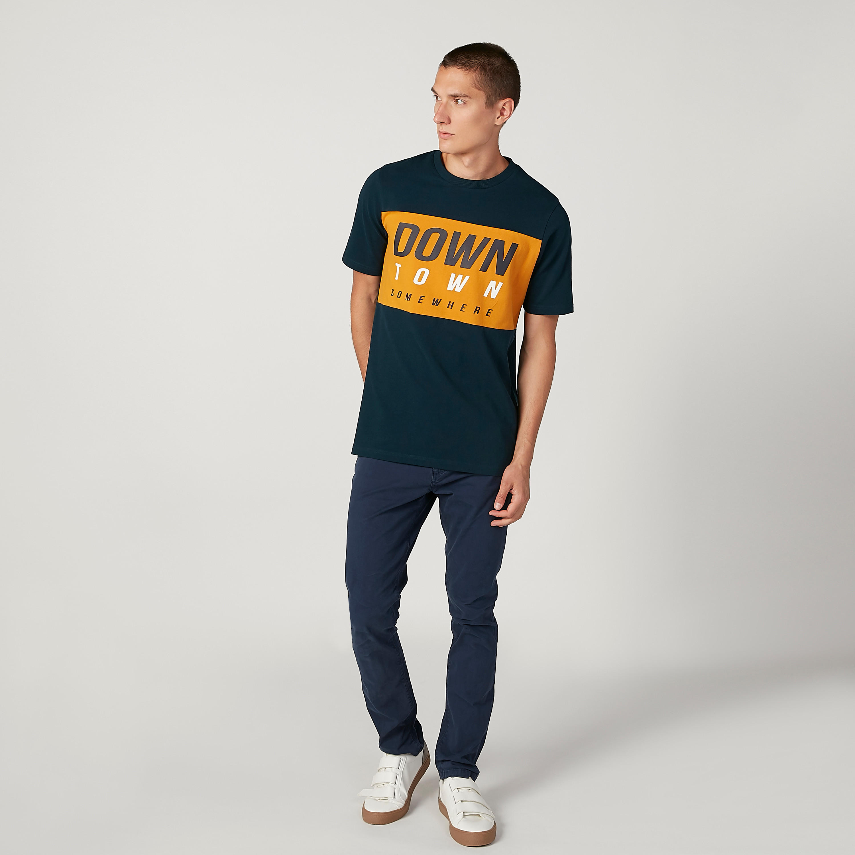 تيشيرت بياقة ضيّقة وأكمام قصيرة وطبعات-men-clothing-tshirtsandpolos-tshirts-image-3