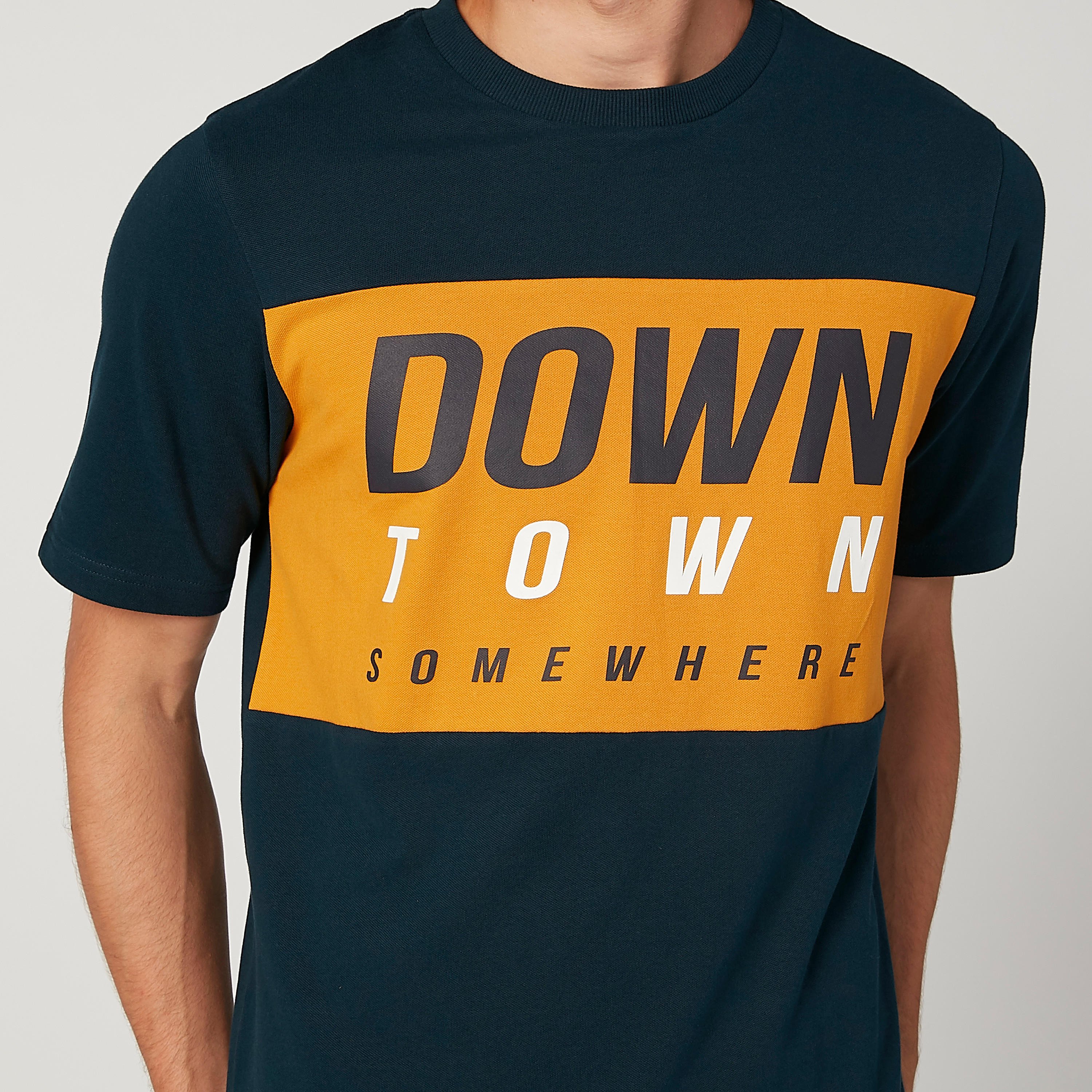 تيشيرت بياقة ضيّقة وأكمام قصيرة وطبعات-men-clothing-tshirtsandpolos-tshirts-image-2