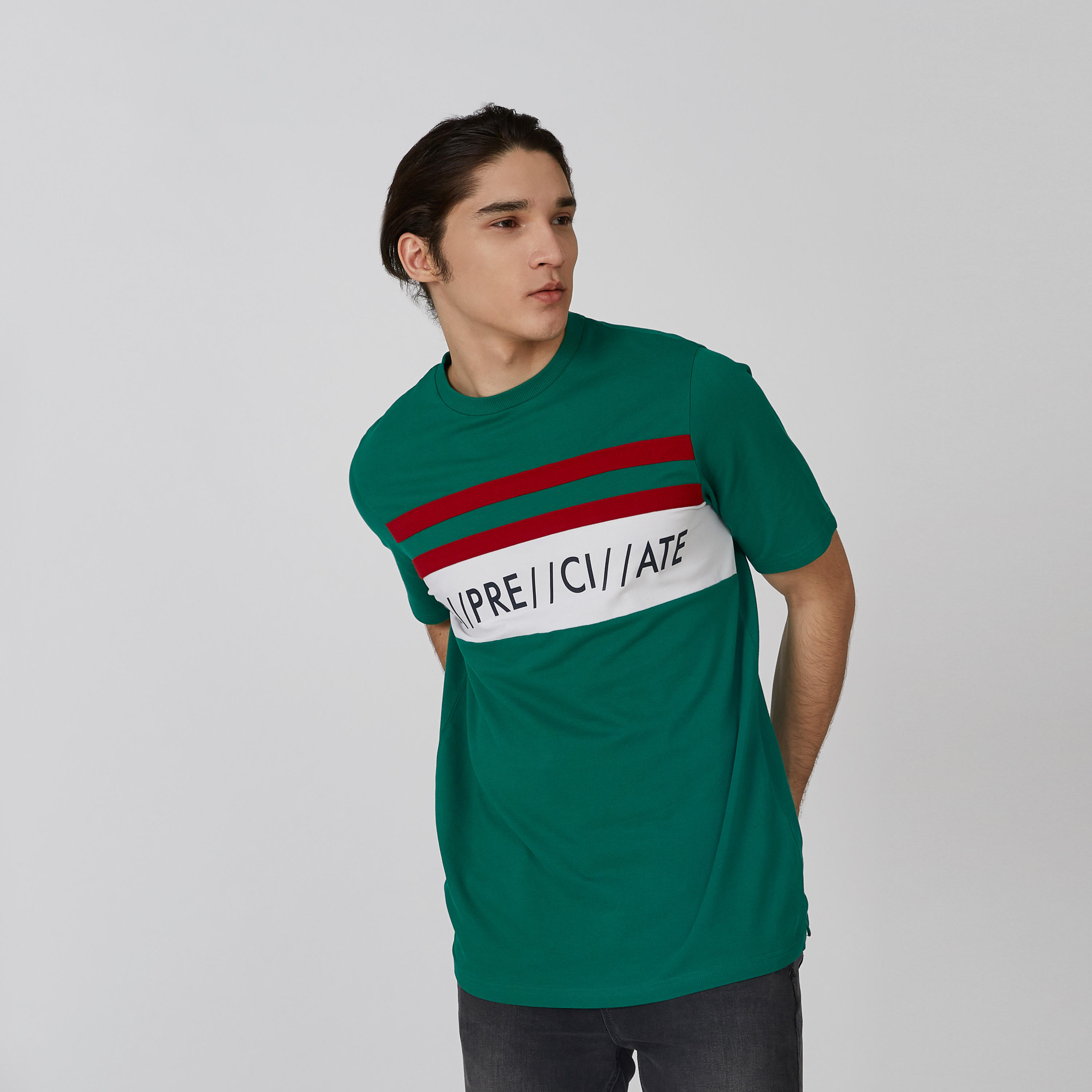 تيشيرت بياقة ضيقة وأكمام قصيرة وطبعات-men-clothing-tshirtsandpolos-tshirts-image-2