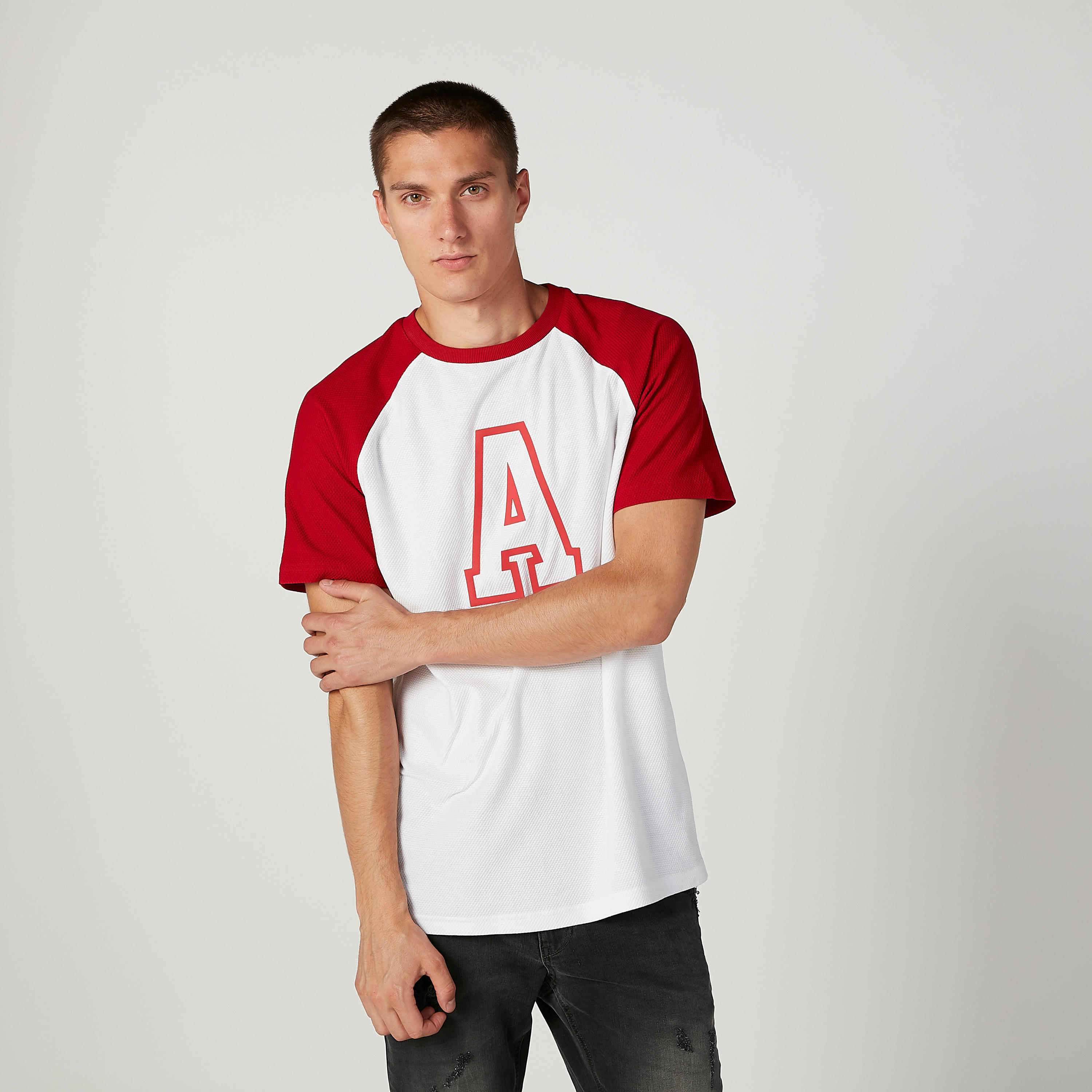 تيشيرت بياقة ضيّقة وأكمام مغايرة وطبعات-men-clothing-tshirtsandpolos-tshirts-image-1