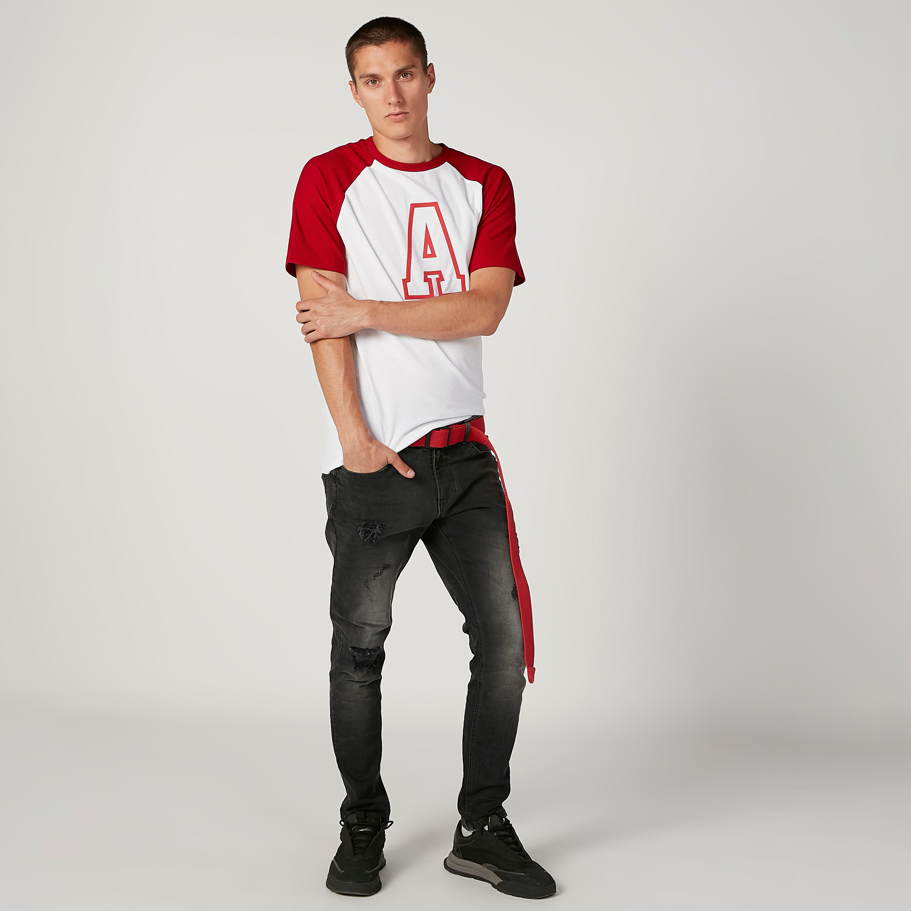 تيشيرت بياقة ضيّقة وأكمام مغايرة وطبعات-men-clothing-tshirtsandpolos-tshirts-image-2