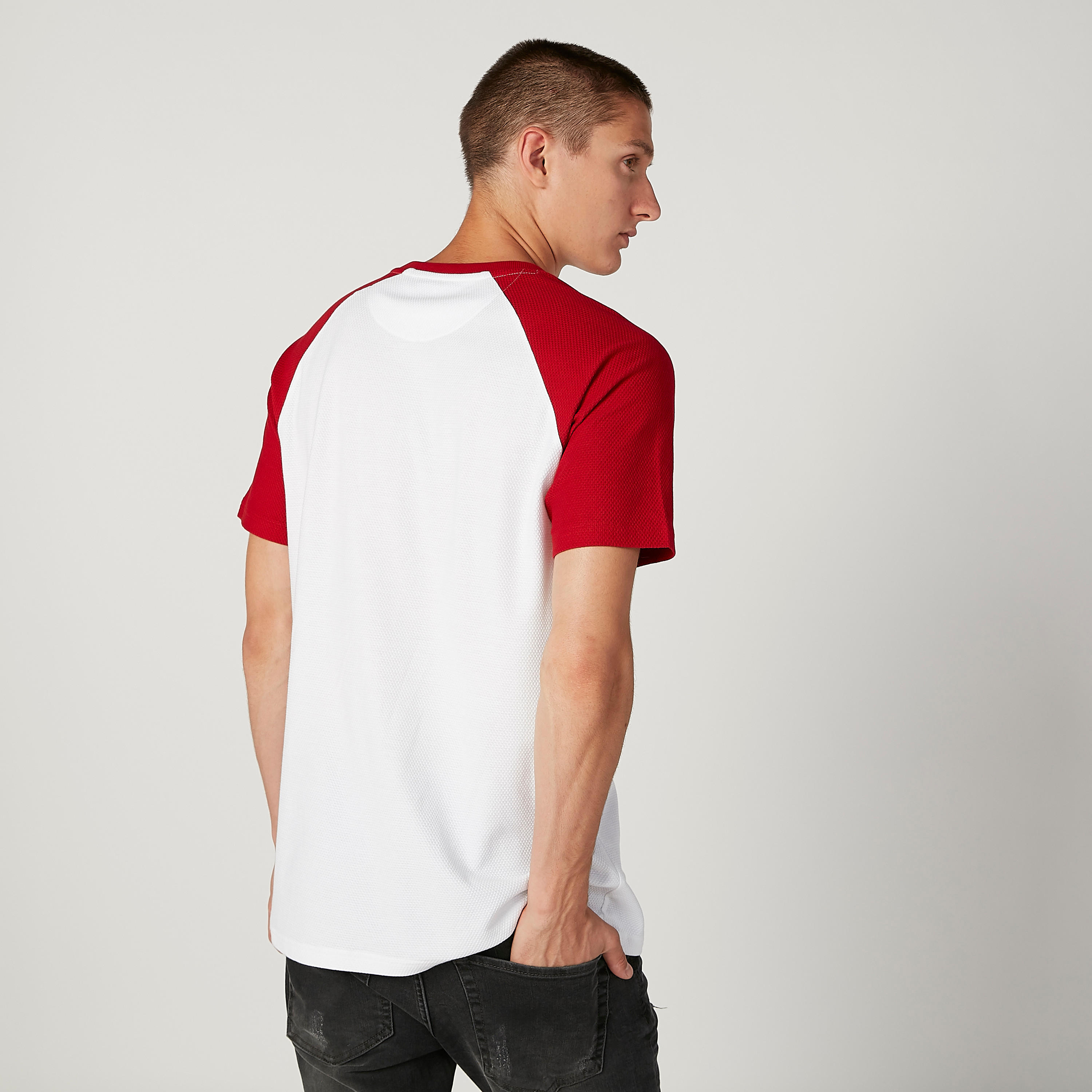 تيشيرت بياقة ضيّقة وأكمام مغايرة وطبعات-men-clothing-tshirtsandpolos-tshirts-image-4