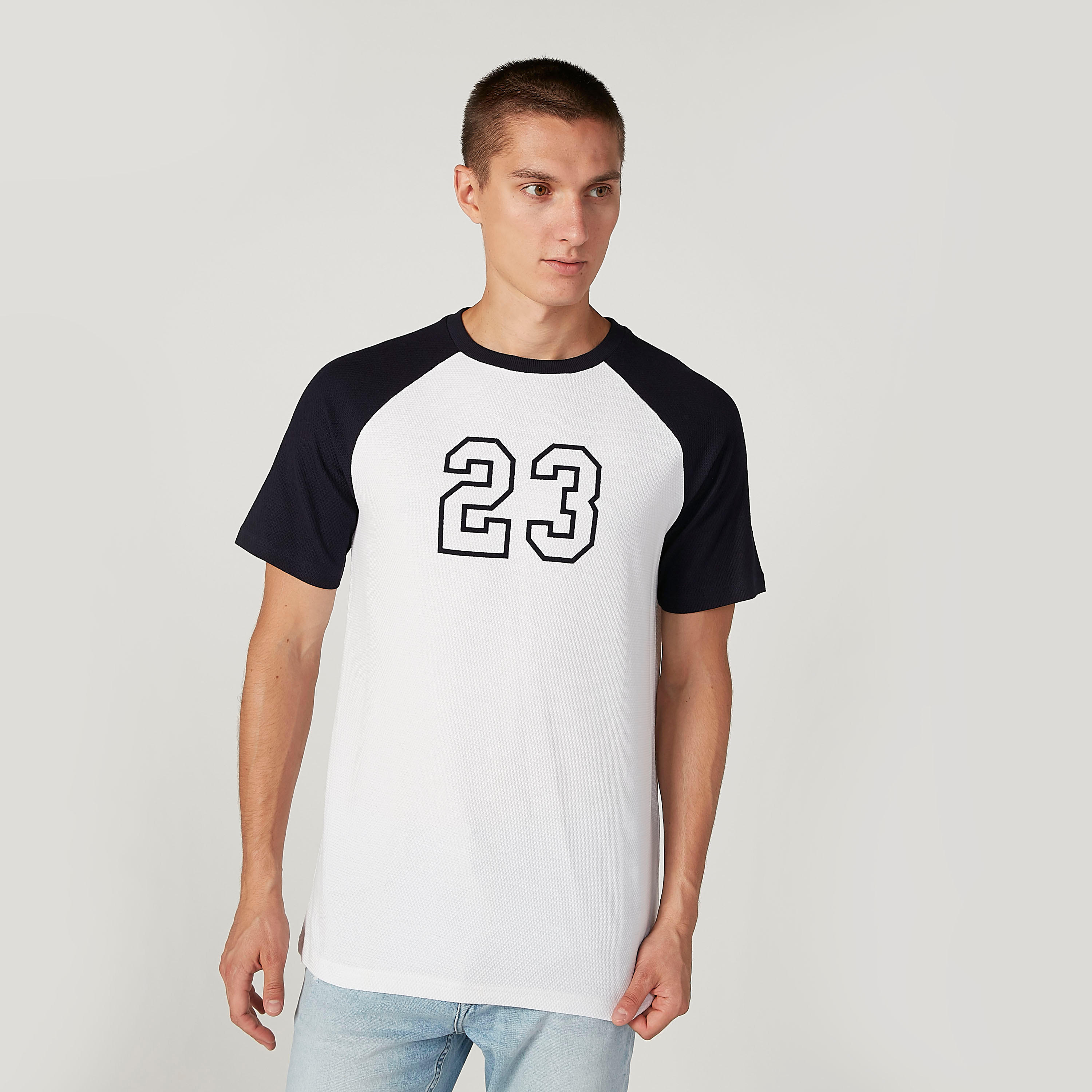 تيشيرت بياقة ضيّقة وأكمام مغايرة وطبعات-men-clothing-tshirtsandpolos-tshirts-image-4