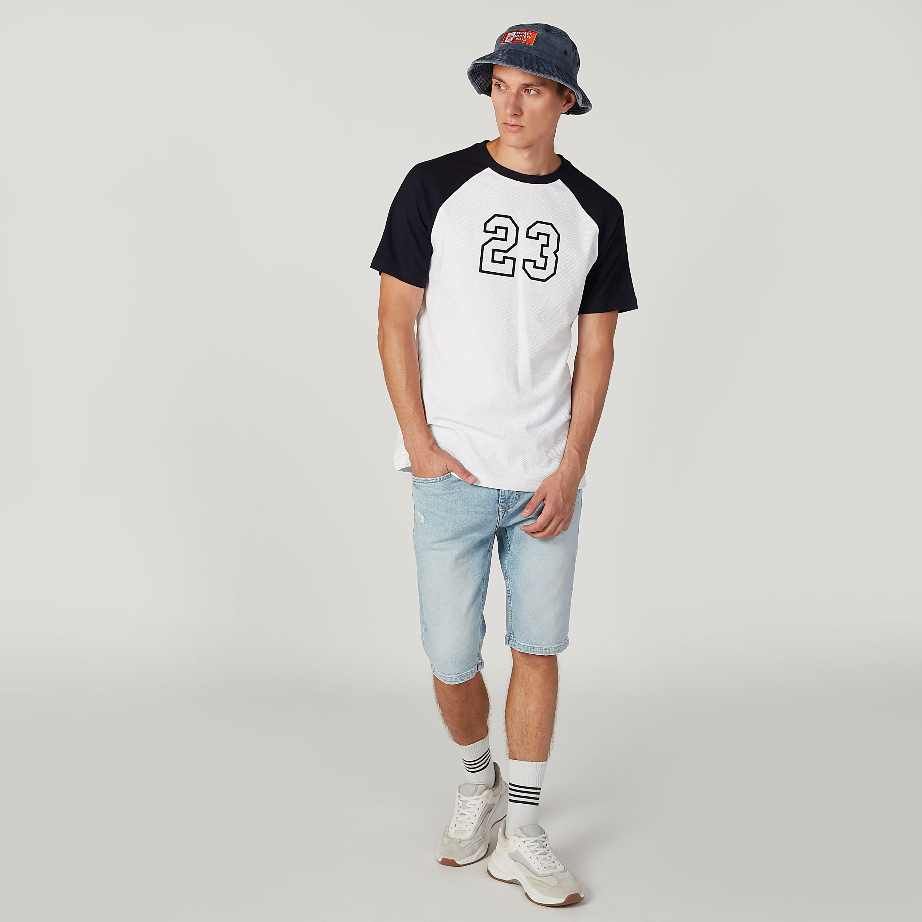 تيشيرت بياقة ضيّقة وأكمام مغايرة وطبعات-men-clothing-tshirtsandpolos-tshirts-image-3