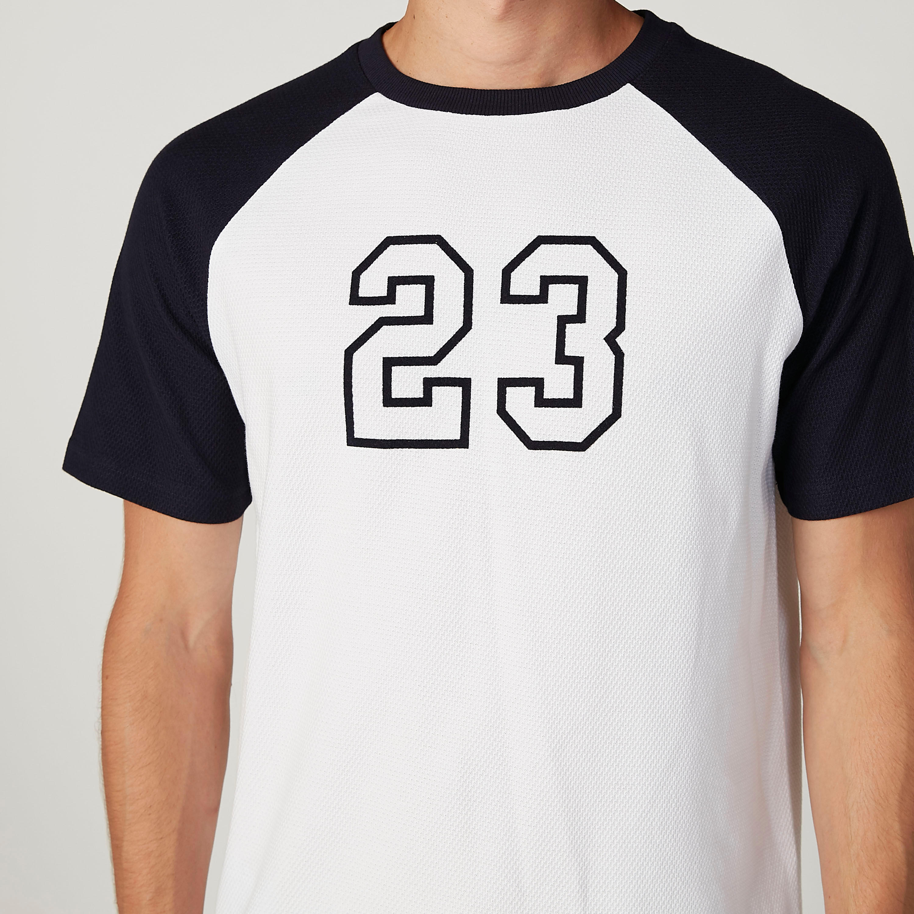 تيشيرت بياقة ضيّقة وأكمام مغايرة وطبعات-men-clothing-tshirtsandpolos-tshirts-image-2