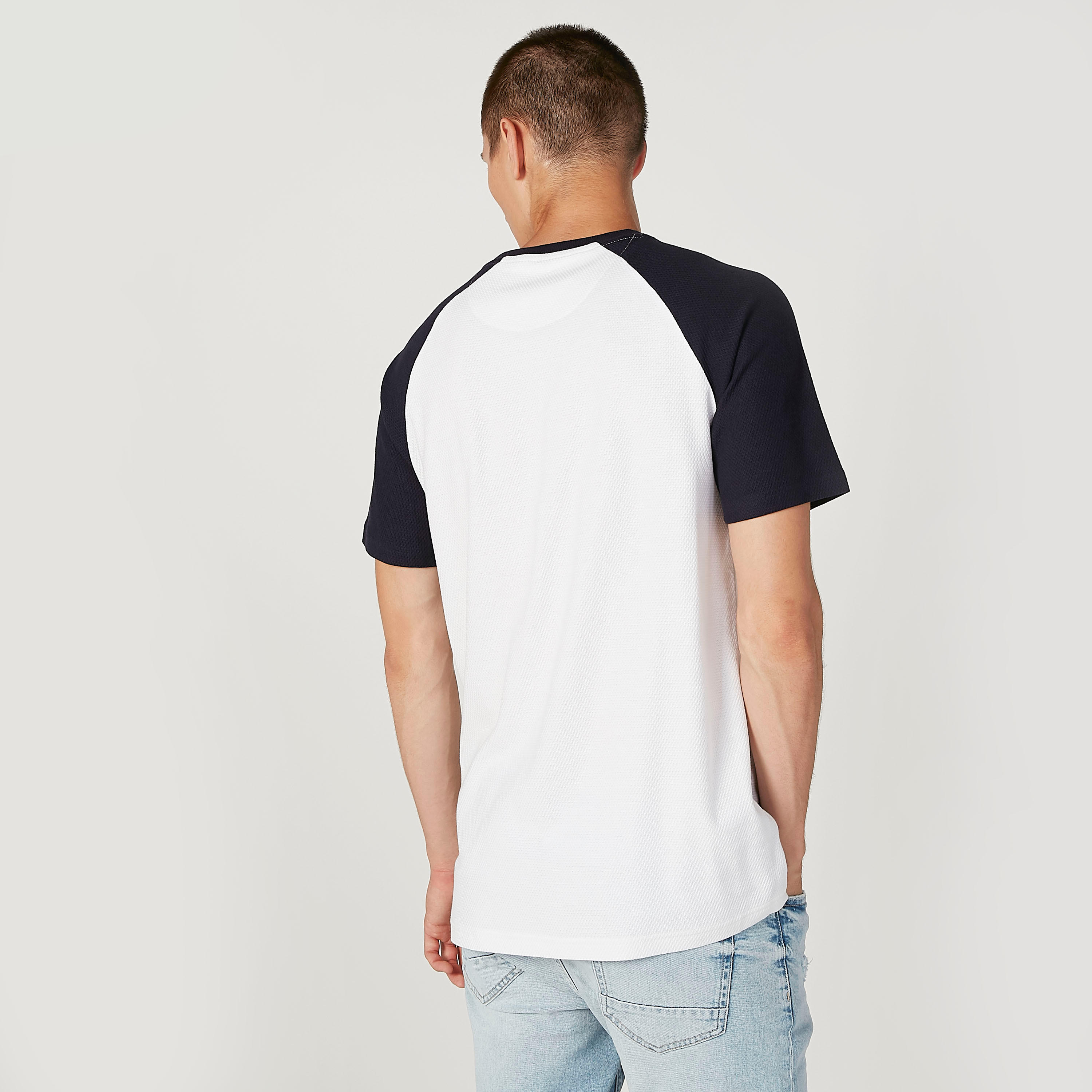 تيشيرت بياقة ضيّقة وأكمام مغايرة وطبعات-men-clothing-tshirtsandpolos-tshirts-image-1
