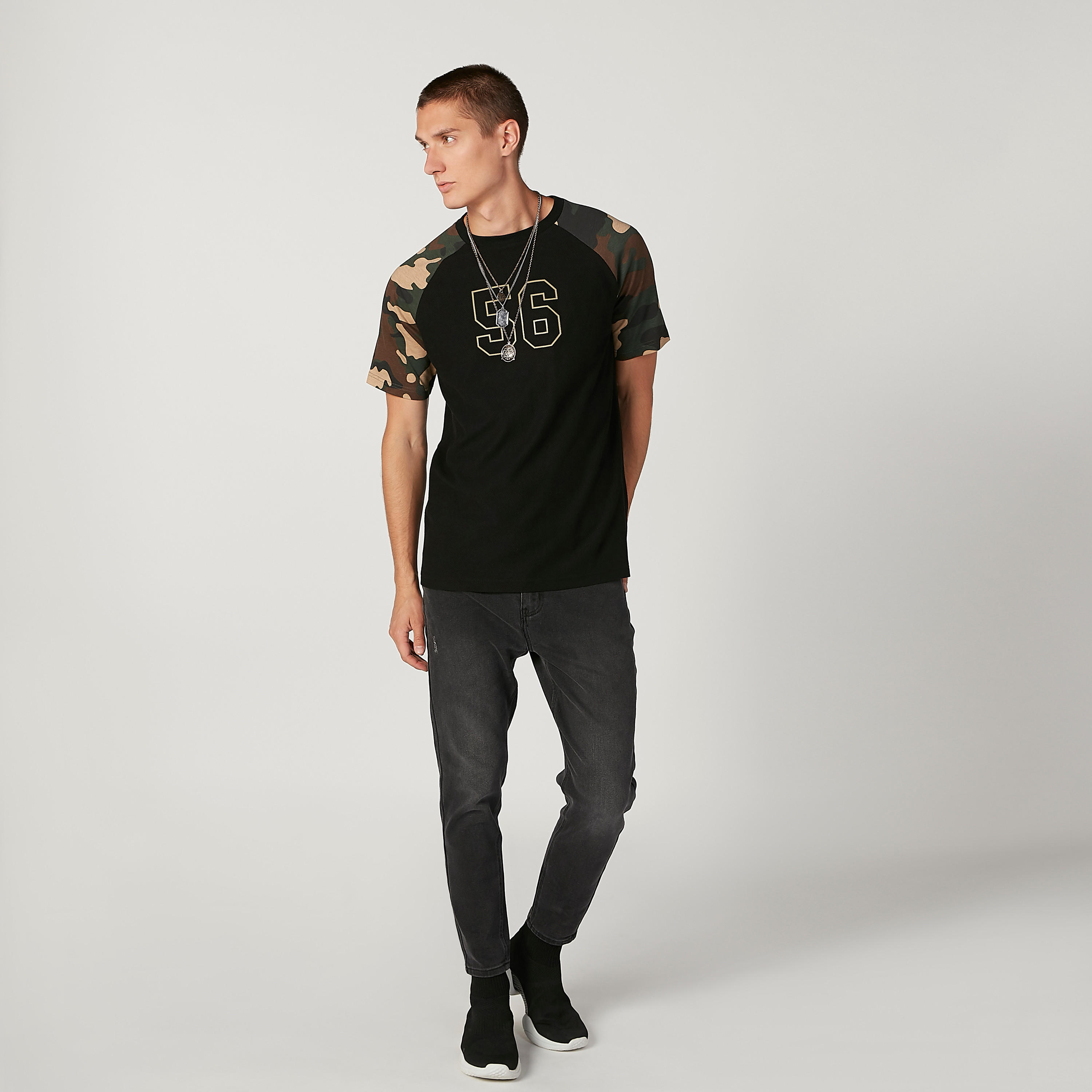 تيشيرت بياقة ضيّقة وأكمام مغايرة وطبعات-men-clothing-tshirtsandpolos-tshirts-image-2