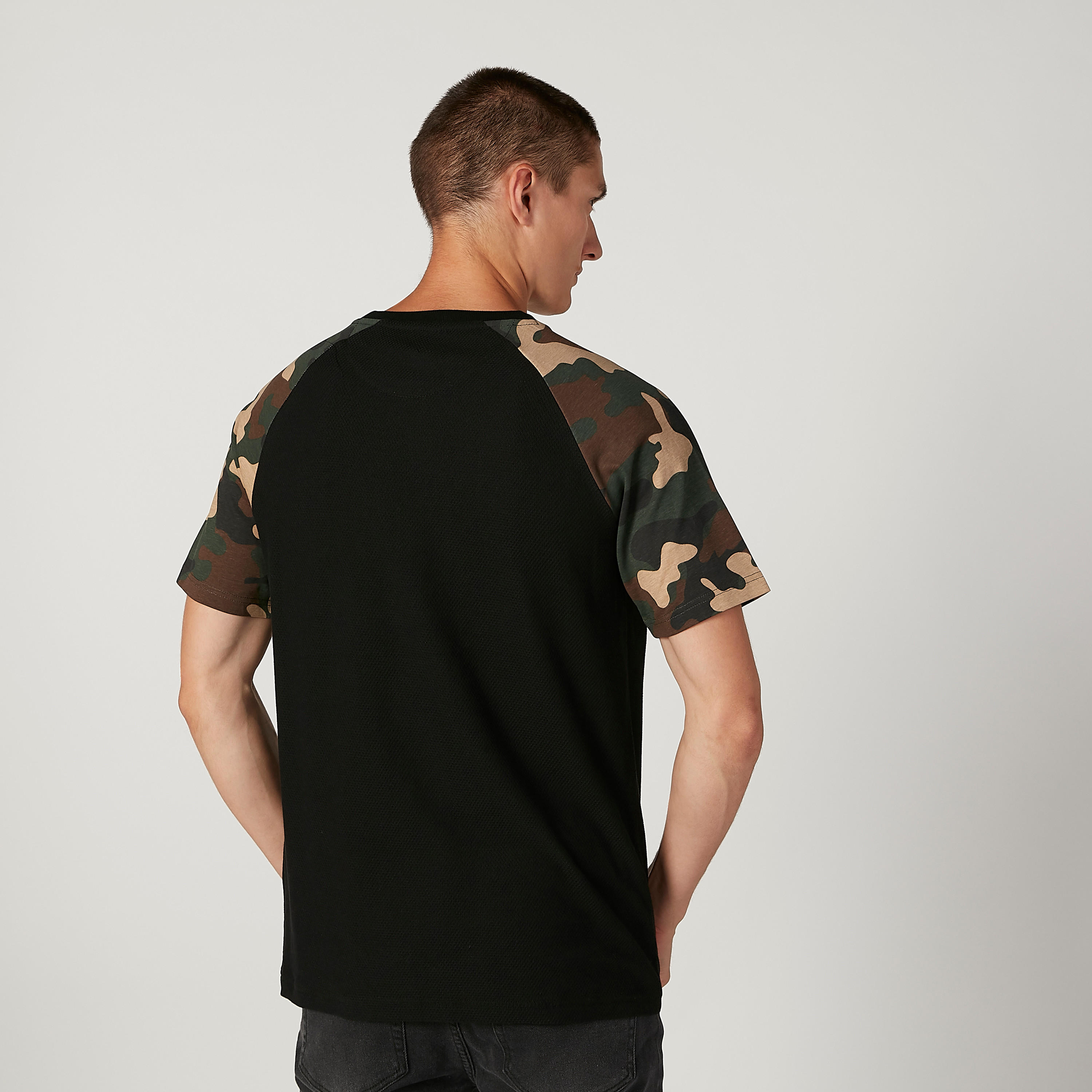 تيشيرت بياقة ضيّقة وأكمام مغايرة وطبعات-men-clothing-tshirtsandpolos-tshirts-image-4