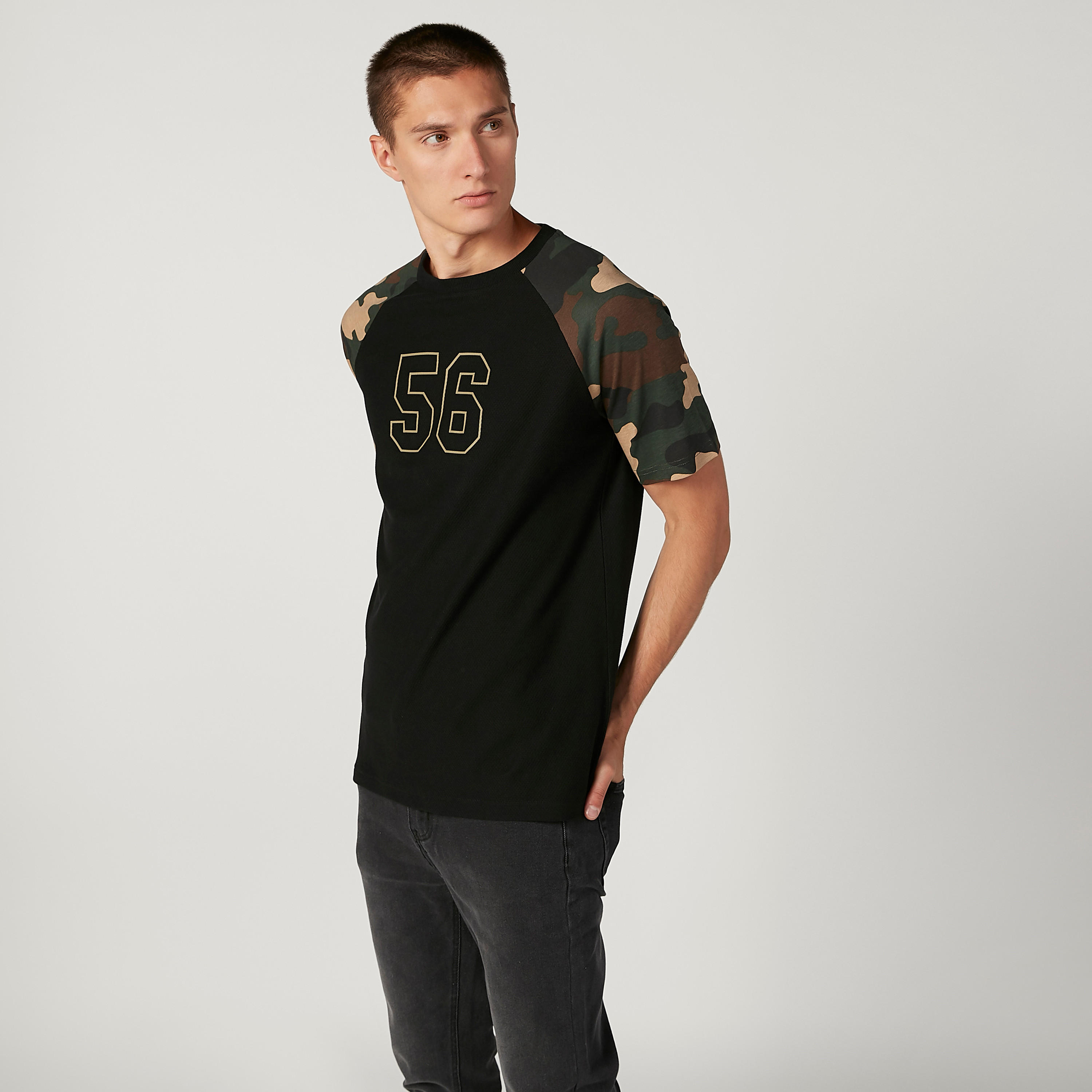 تيشيرت بياقة ضيّقة وأكمام مغايرة وطبعات-men-clothing-tshirtsandpolos-tshirts-image-5