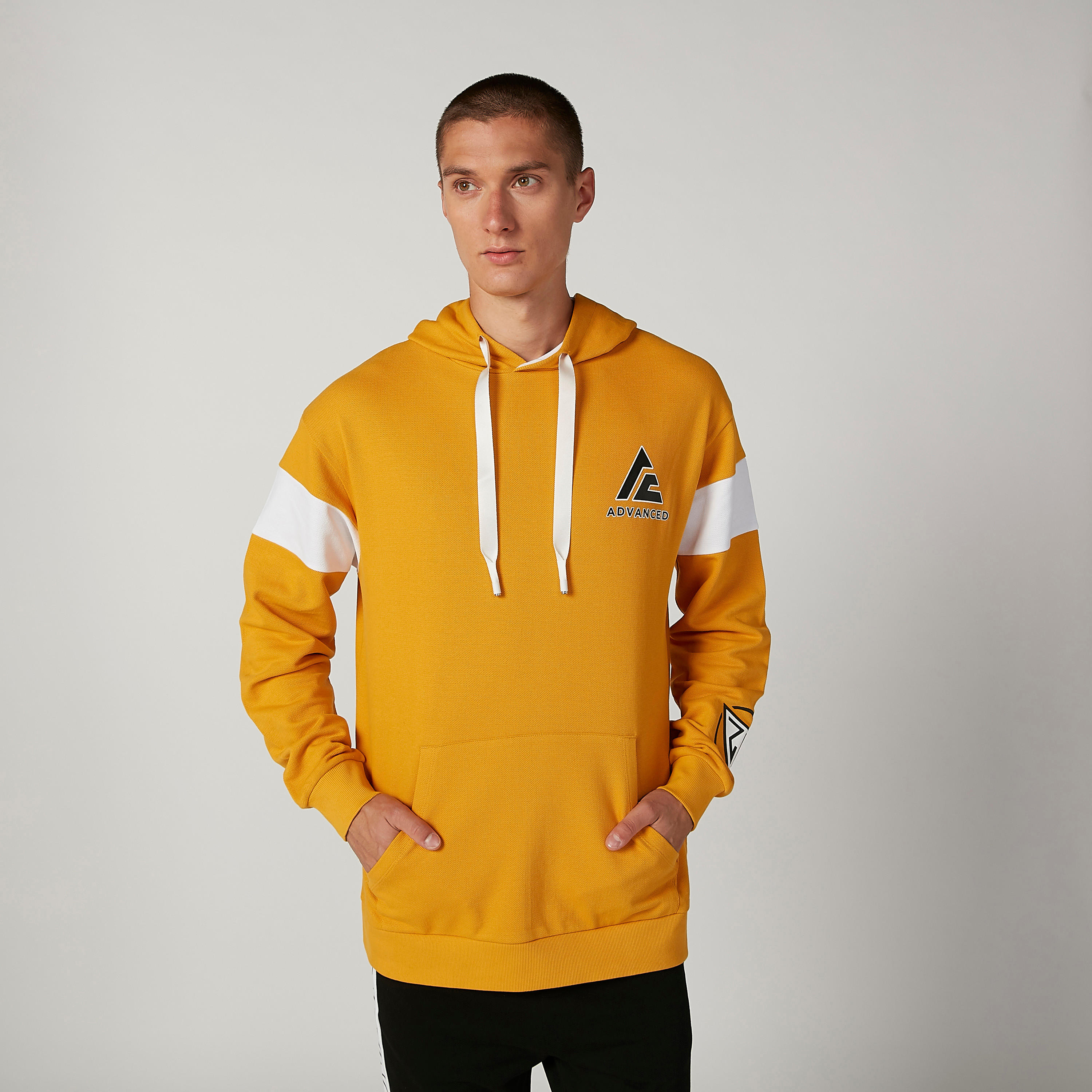 سويت شيرت بجيوب كانجارو وقبعة وطبعات-men-winterwear-hoodiesandsweatshirts-image-1