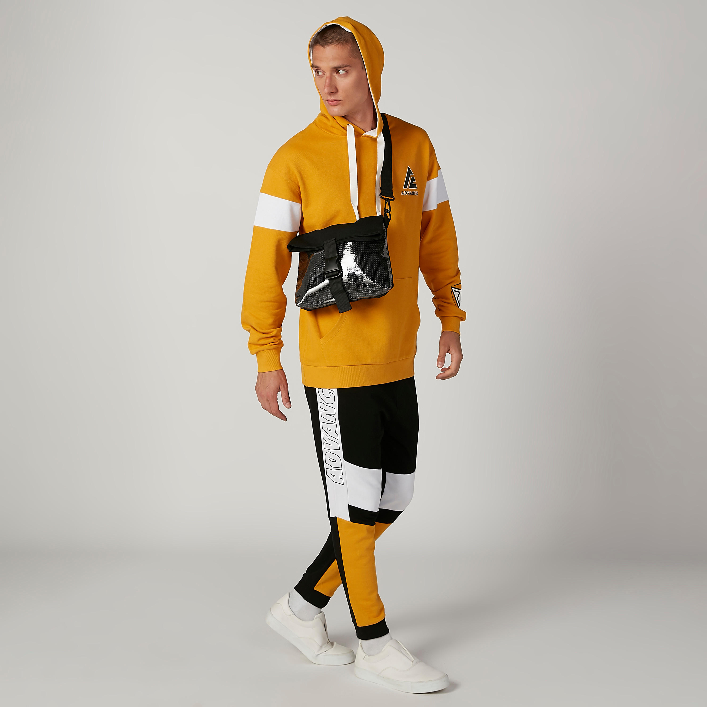 سويت شيرت بجيوب كانجارو وقبعة وطبعات-men-winterwear-hoodiesandsweatshirts-image-2