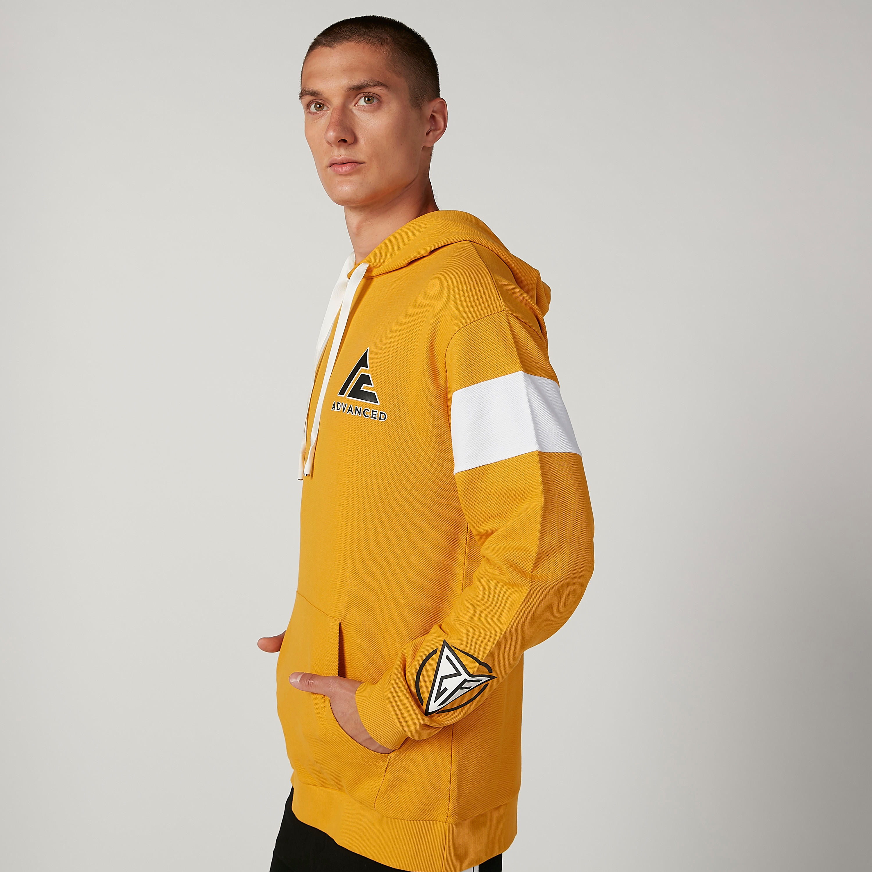 سويت شيرت بجيوب كانجارو وقبعة وطبعات-men-winterwear-hoodiesandsweatshirts-image-4