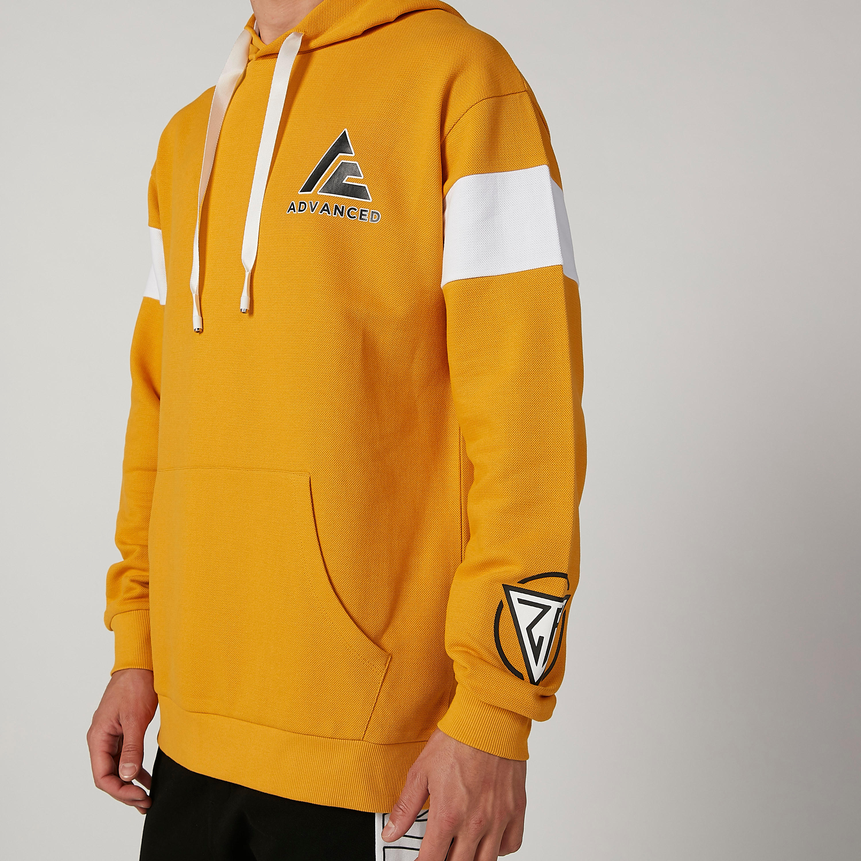 سويت شيرت بجيوب كانجارو وقبعة وطبعات-men-winterwear-hoodiesandsweatshirts-image-5