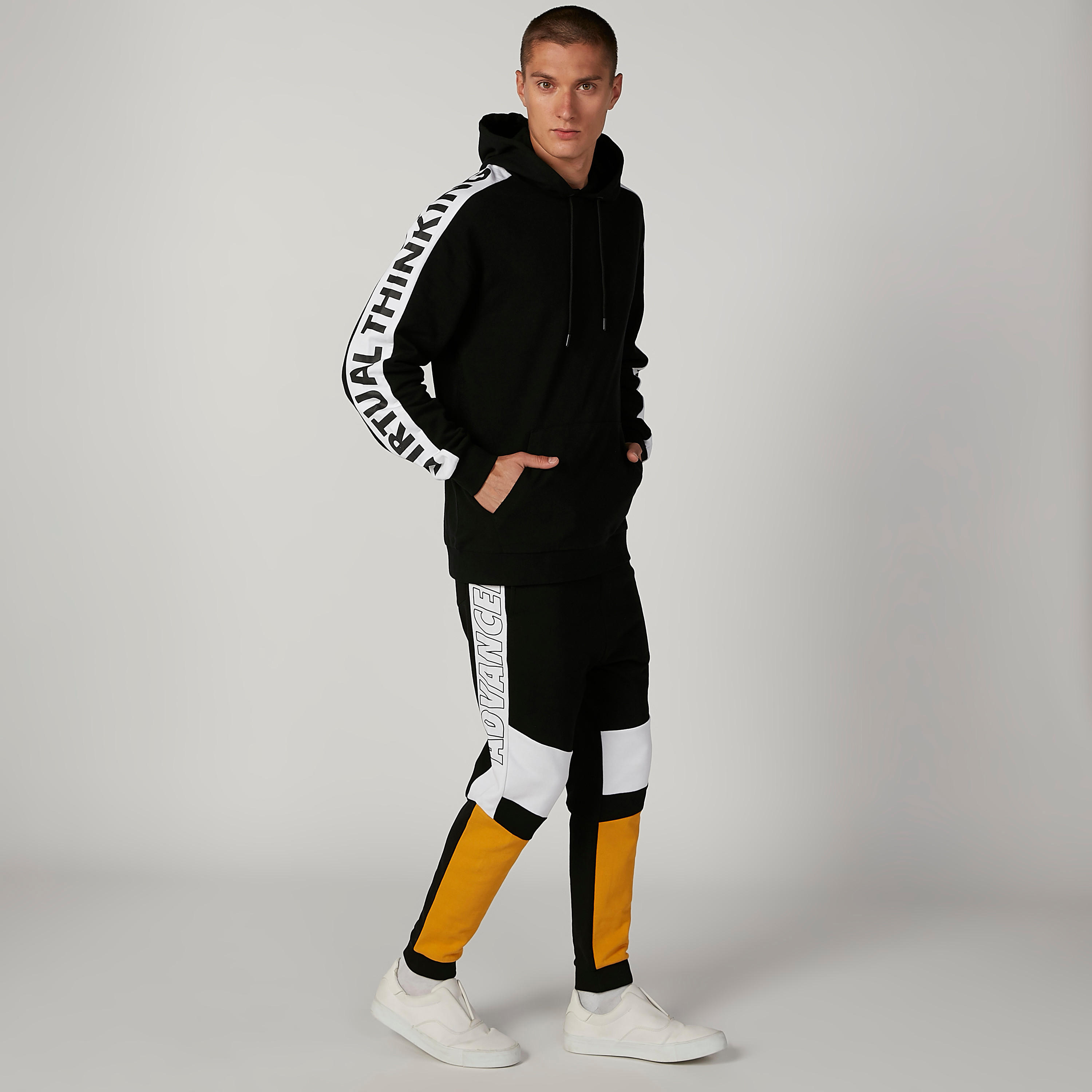 بنطلون رياضي طويل بقوالب ملونة وخصر مطاطي-men-clothing-bottoms-joggers-image-1