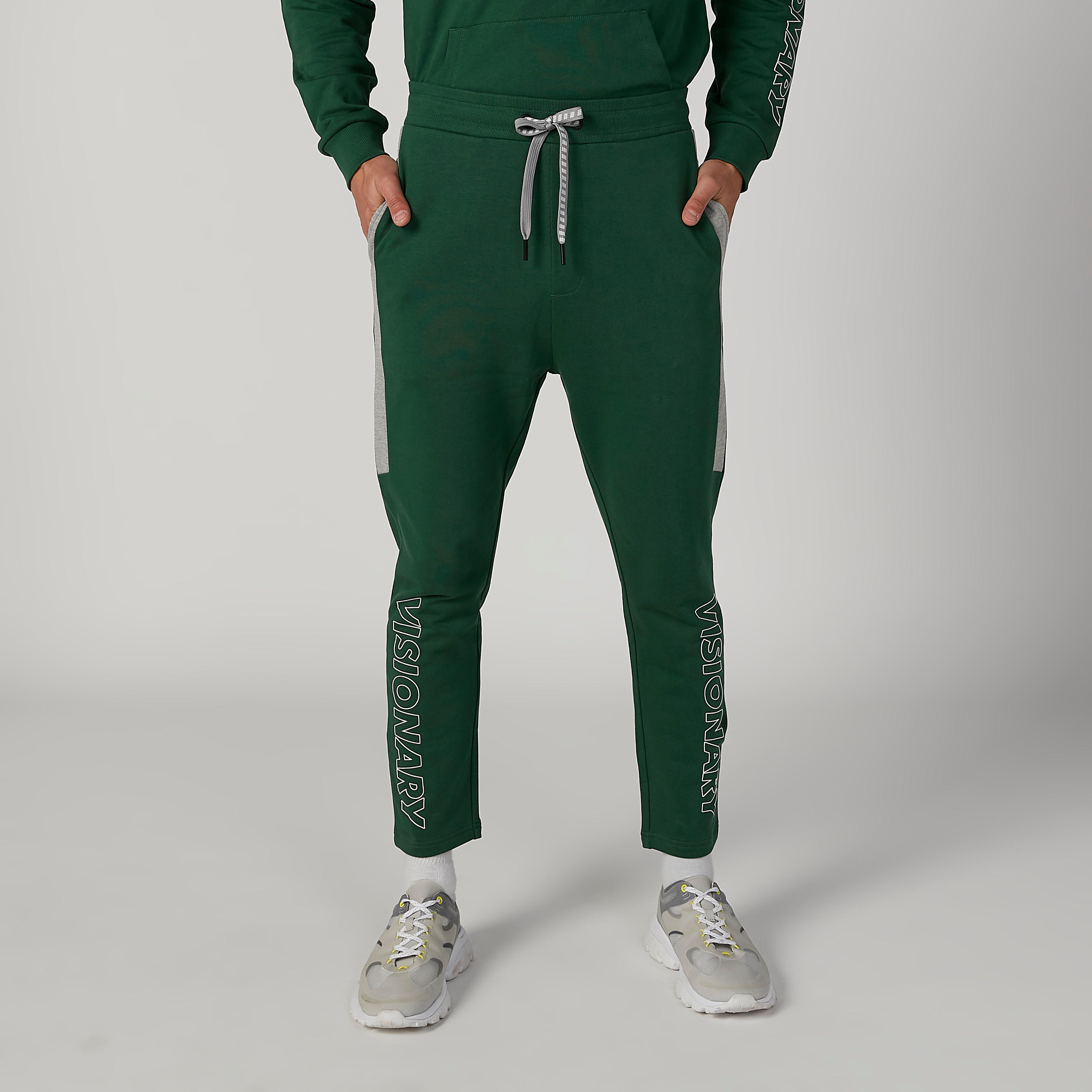 بنطلون رياضي طويل بخصر مطّاطي وجيوب وطبعات-men-clothing-bottoms-joggers-image-1