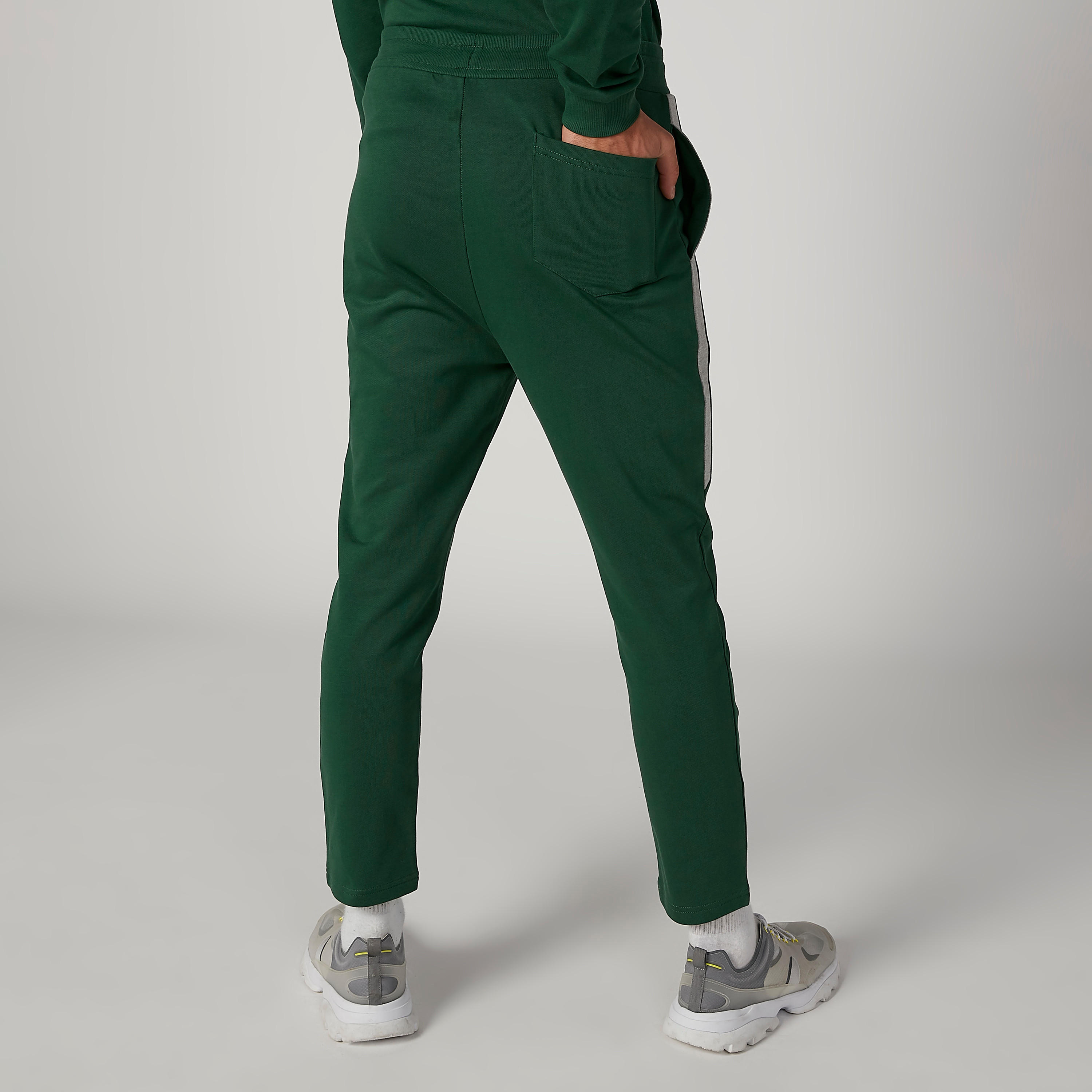 بنطلون رياضي طويل بخصر مطّاطي وجيوب وطبعات-men-clothing-bottoms-joggers-image-3
