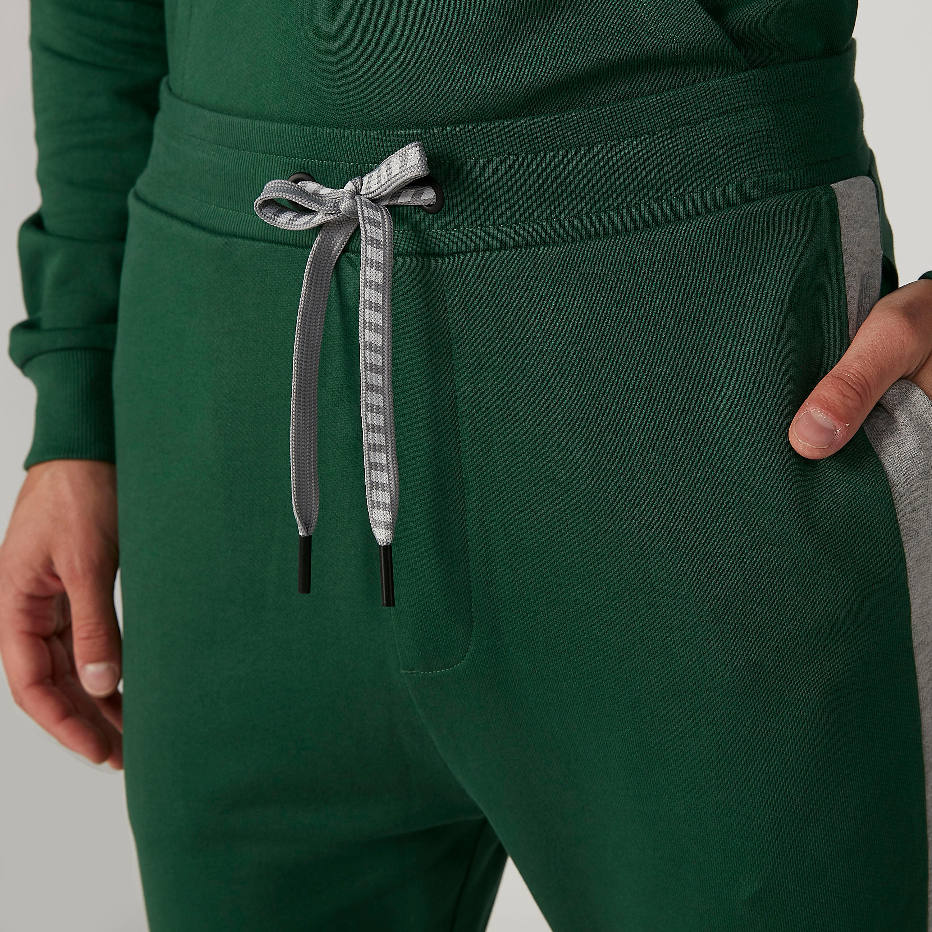 بنطلون رياضي طويل بخصر مطّاطي وجيوب وطبعات-men-clothing-bottoms-joggers-image-5