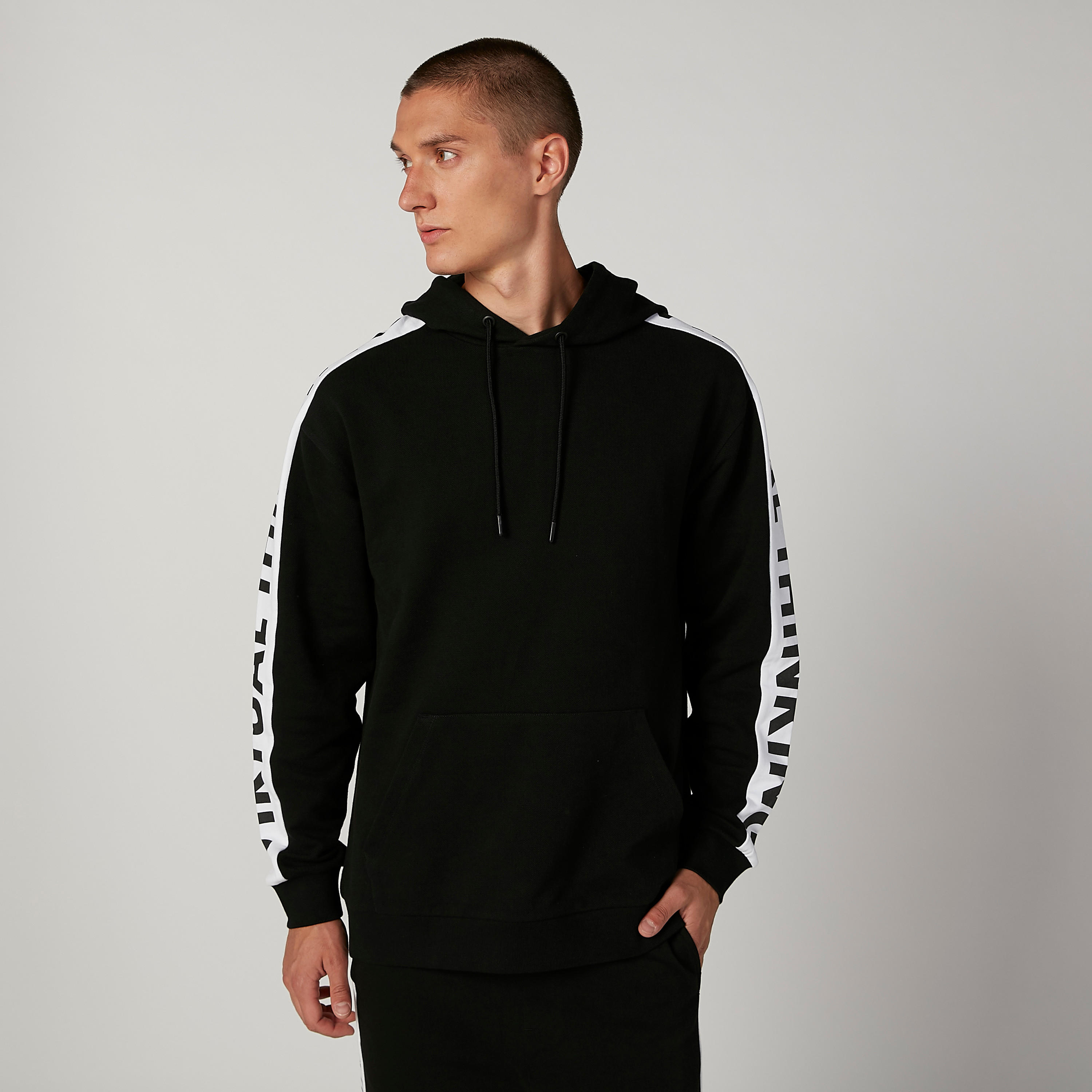 سويتشيرت بقبعة وجيوب كنغر وطبعات-men-winterwear-hoodiesandsweatshirts-image-1
