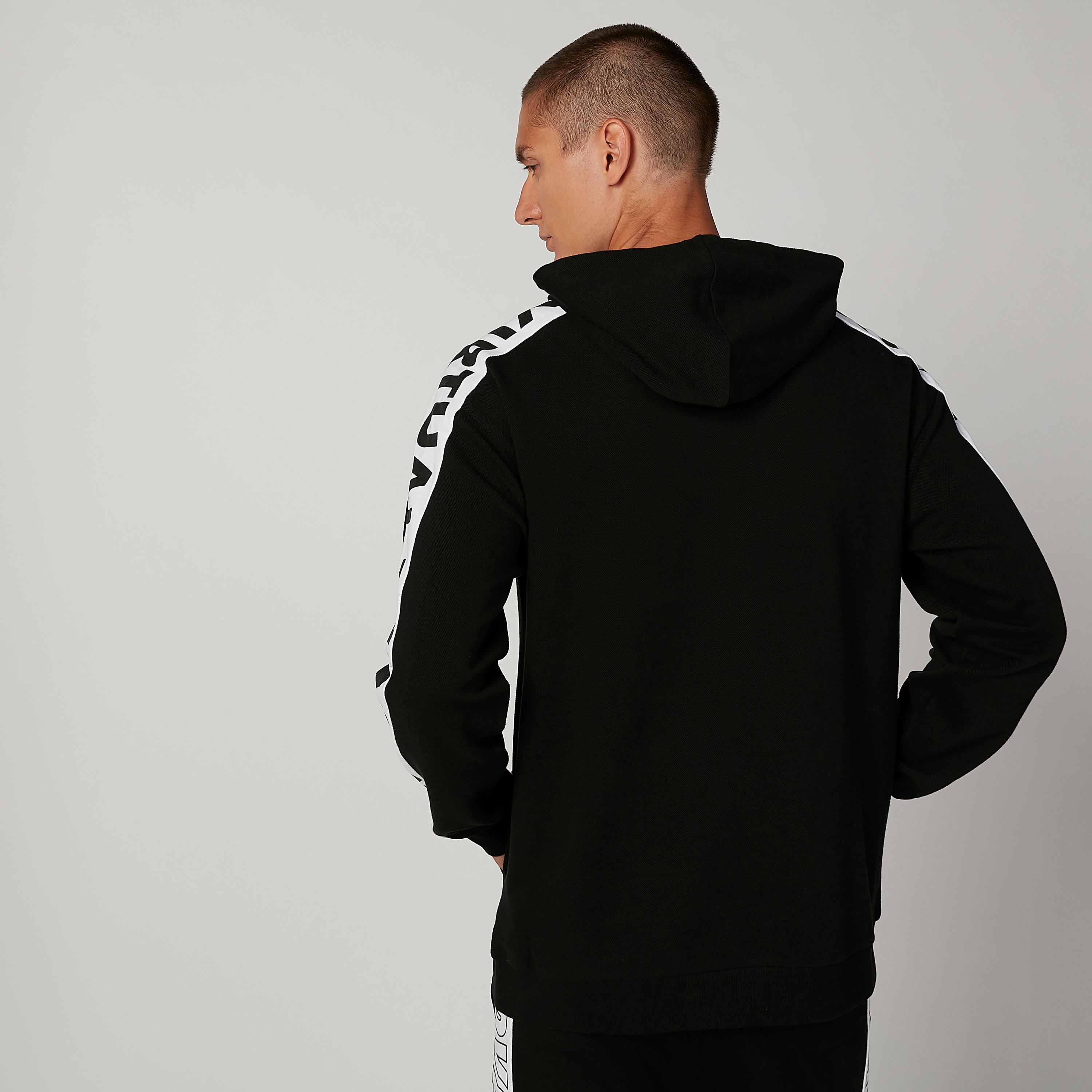 سويتشيرت بقبعة وجيوب كنغر وطبعات-men-winterwear-hoodiesandsweatshirts-image-2