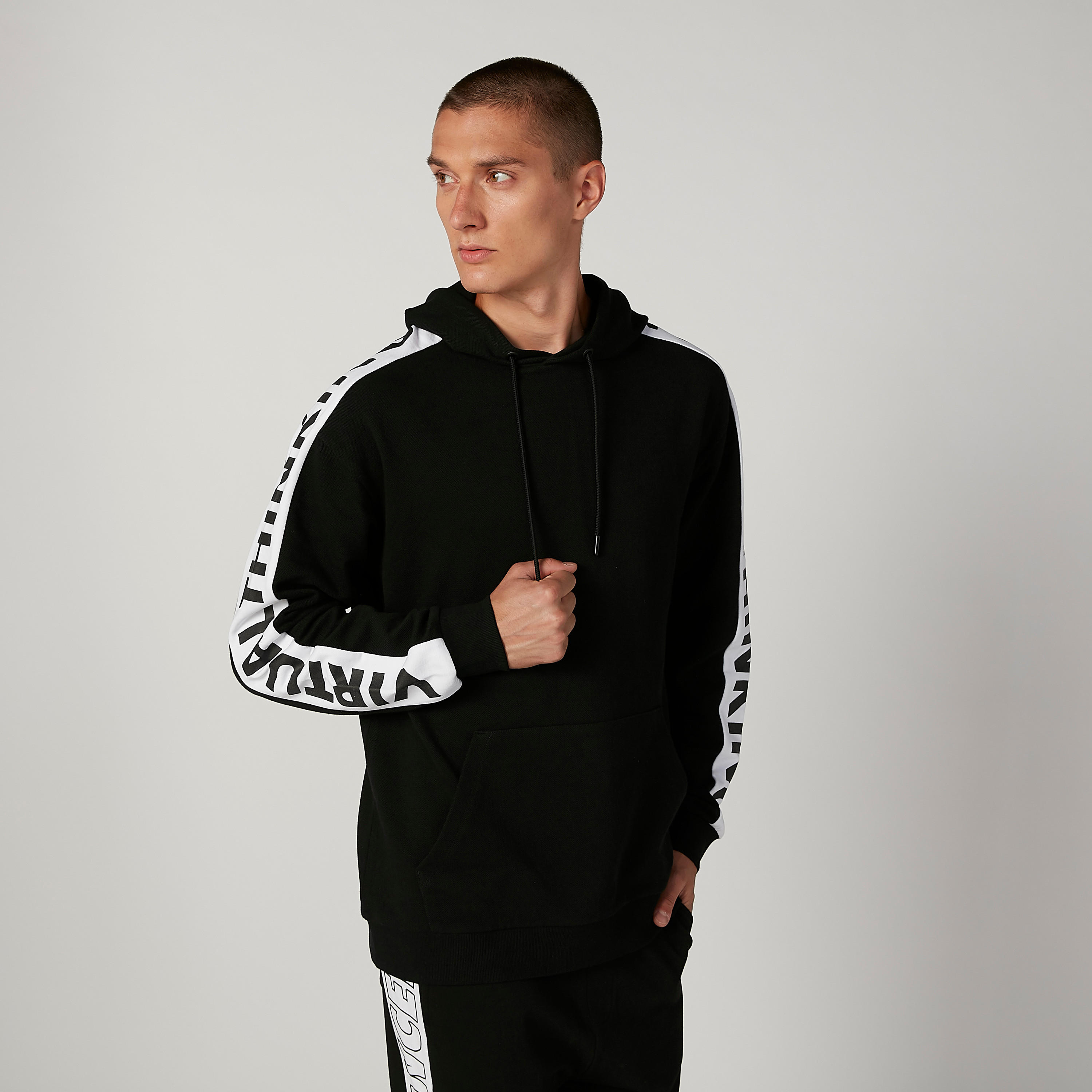 سويتشيرت بقبعة وجيوب كنغر وطبعات-men-winterwear-hoodiesandsweatshirts-image-3